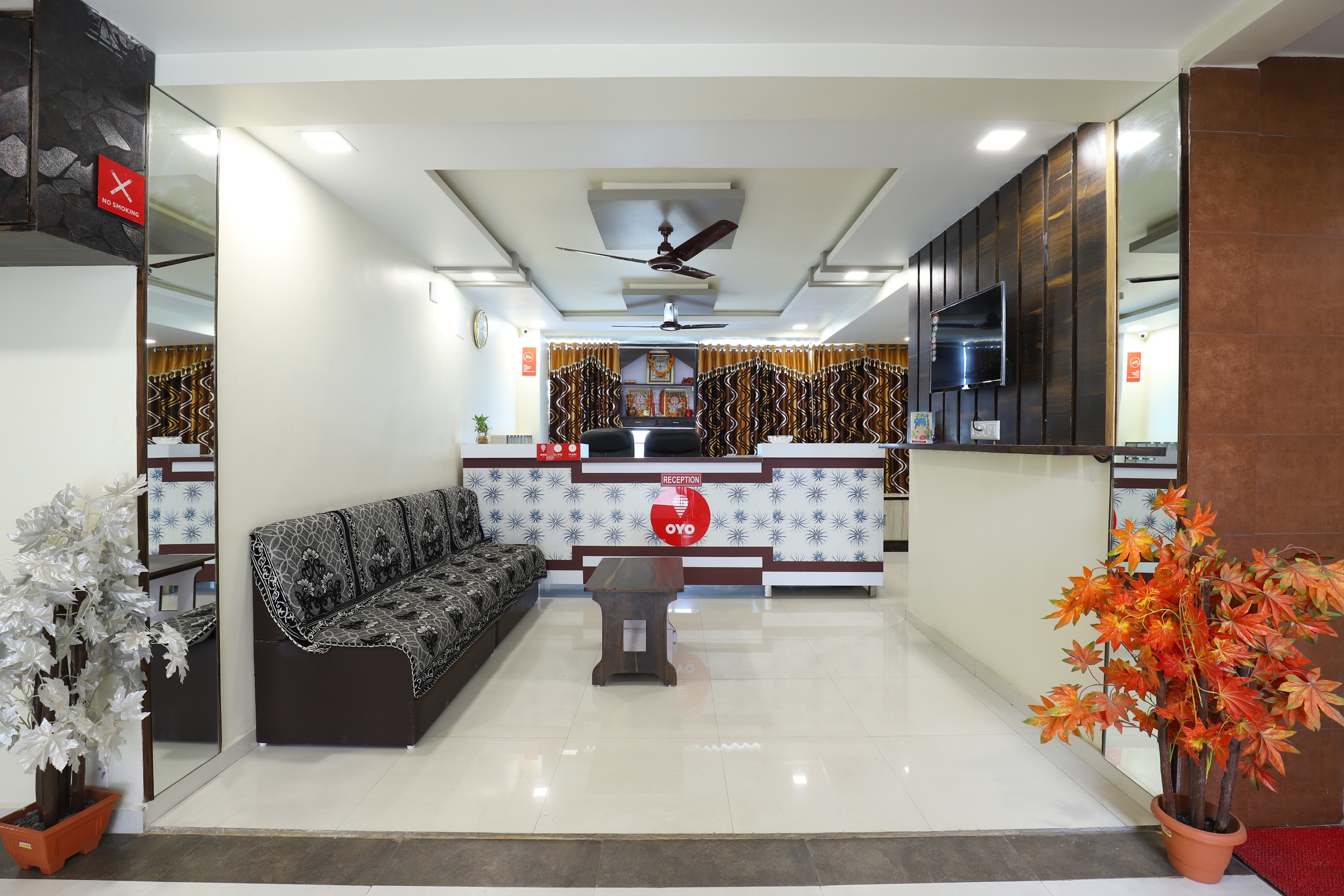 OYO 9805 Hotel Apollo, Ahmedabad 5