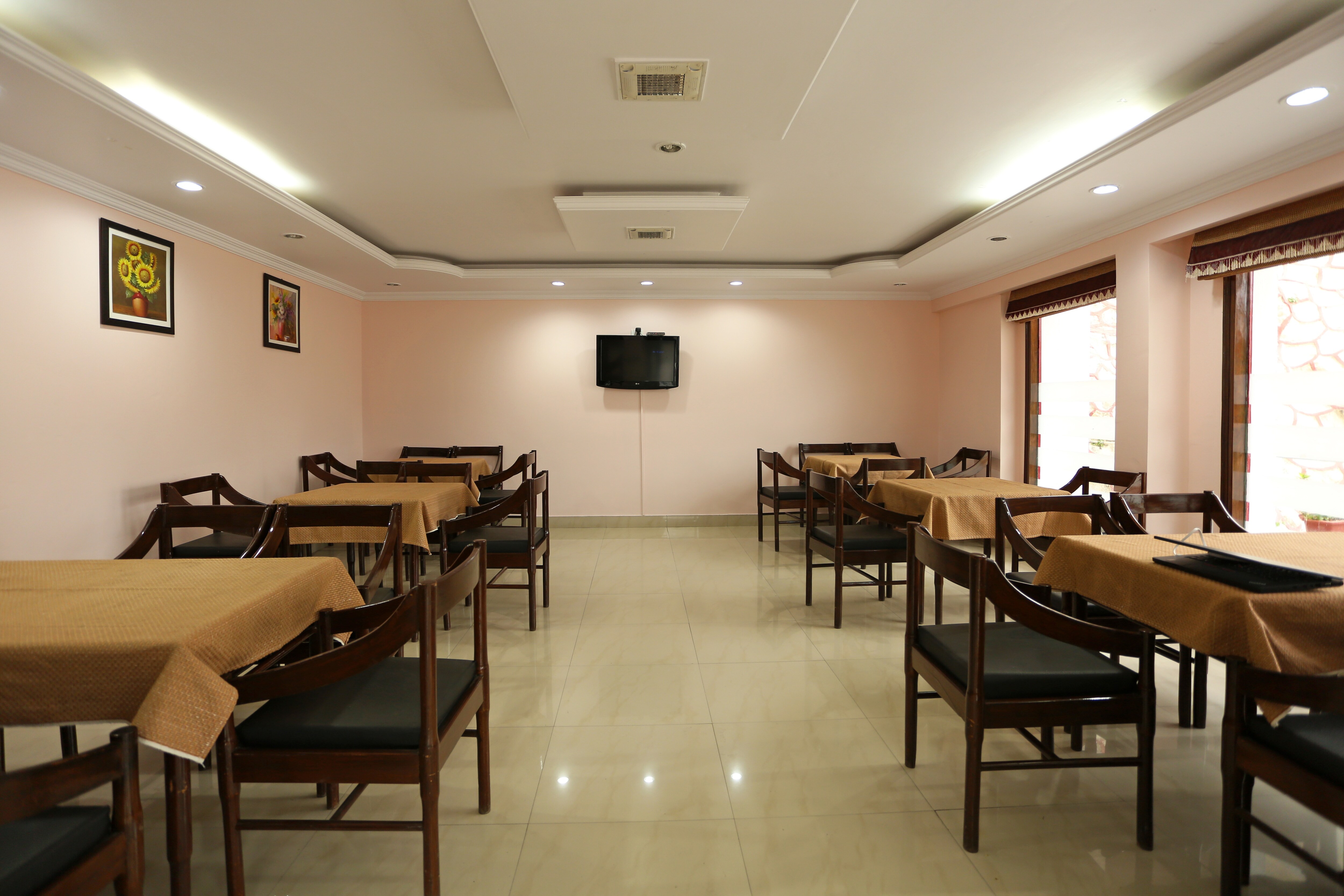 Capital O 3639 Hotel Pioneer, Mussoorie 2