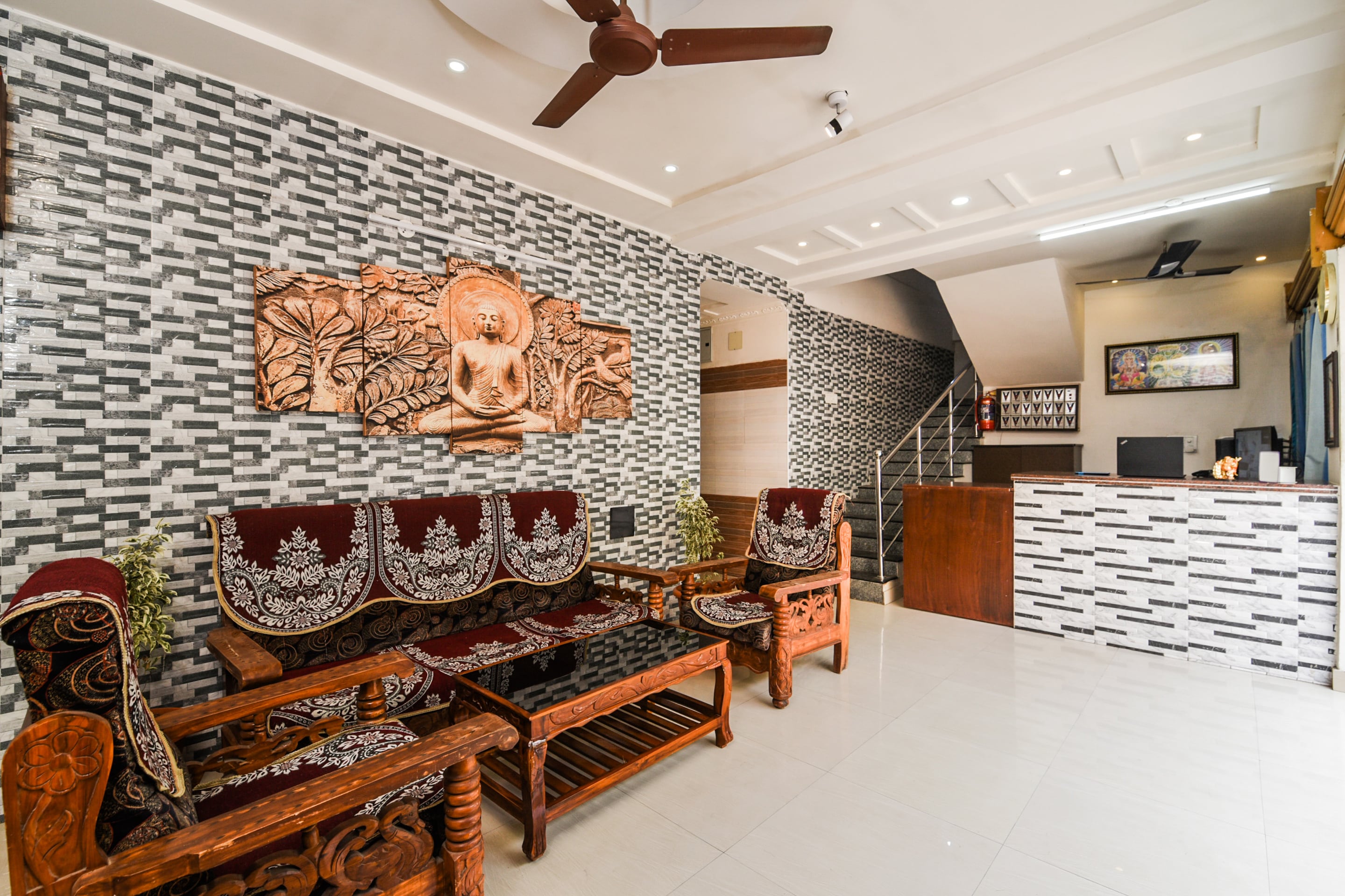 OYO 38595 Varsha Grand Residence, Guntur 4