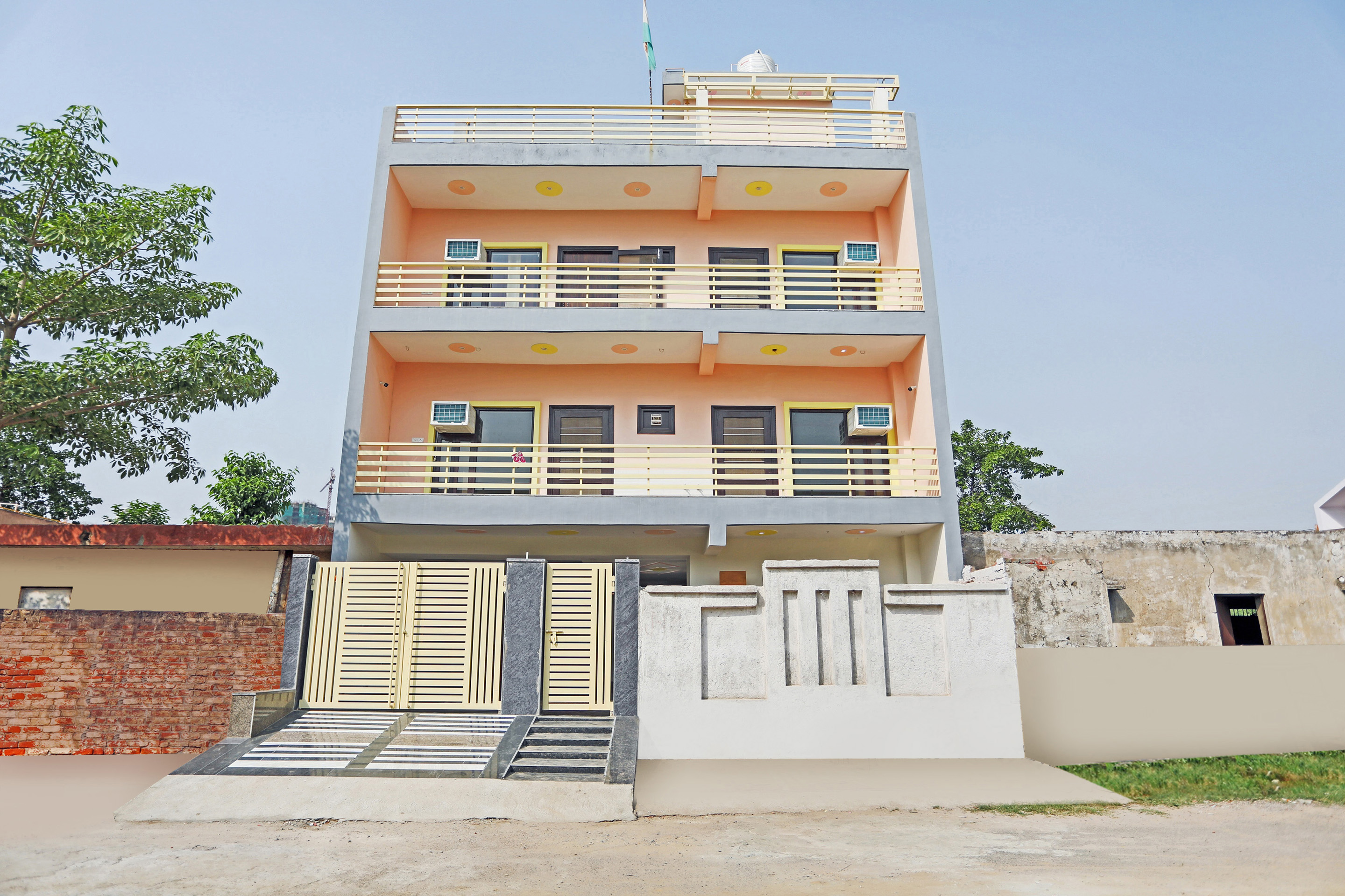 Capital O 81196 Friends Zone The Guest House, Noida 2