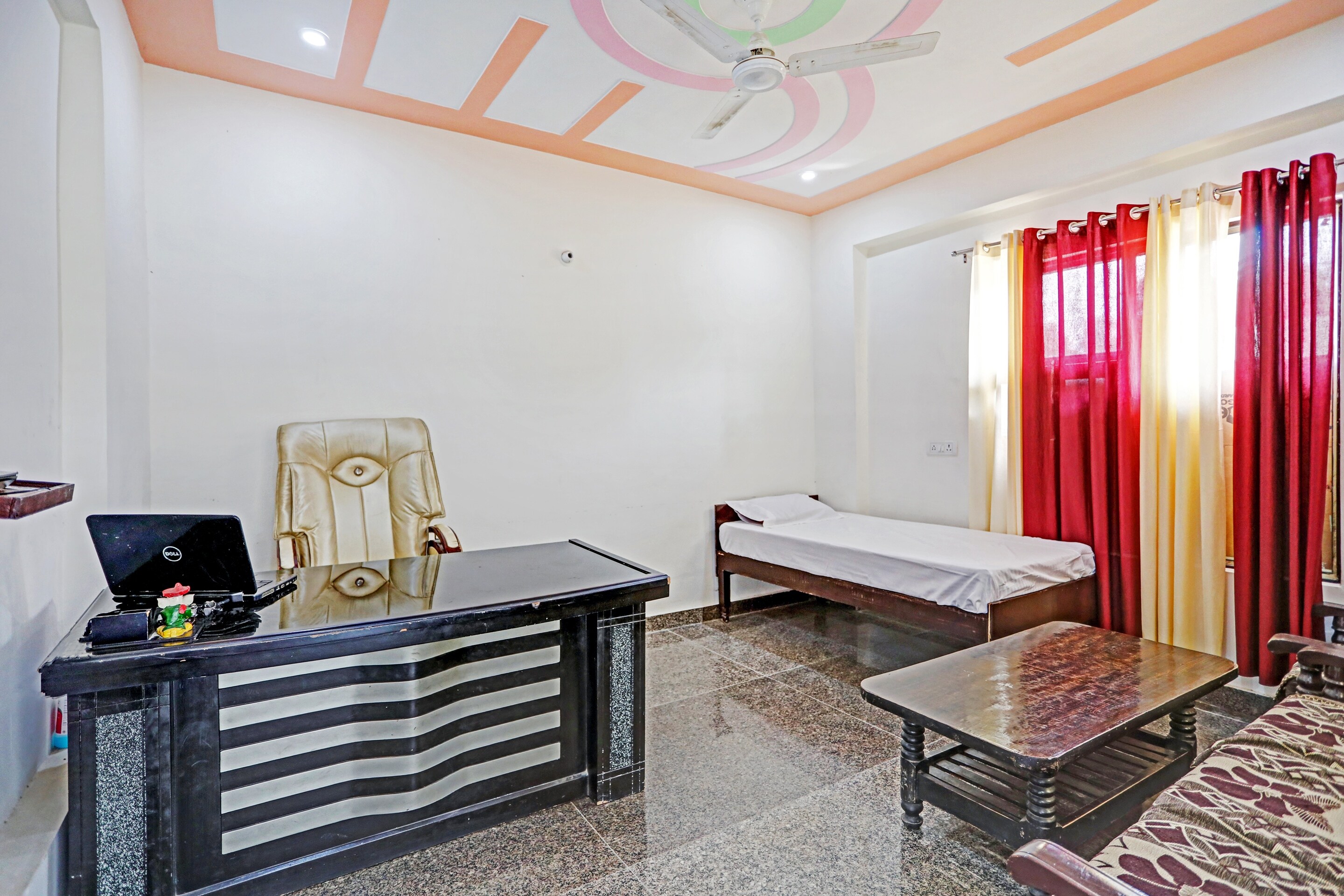 Capital O 81196 Friends Zone The Guest House, Noida 4