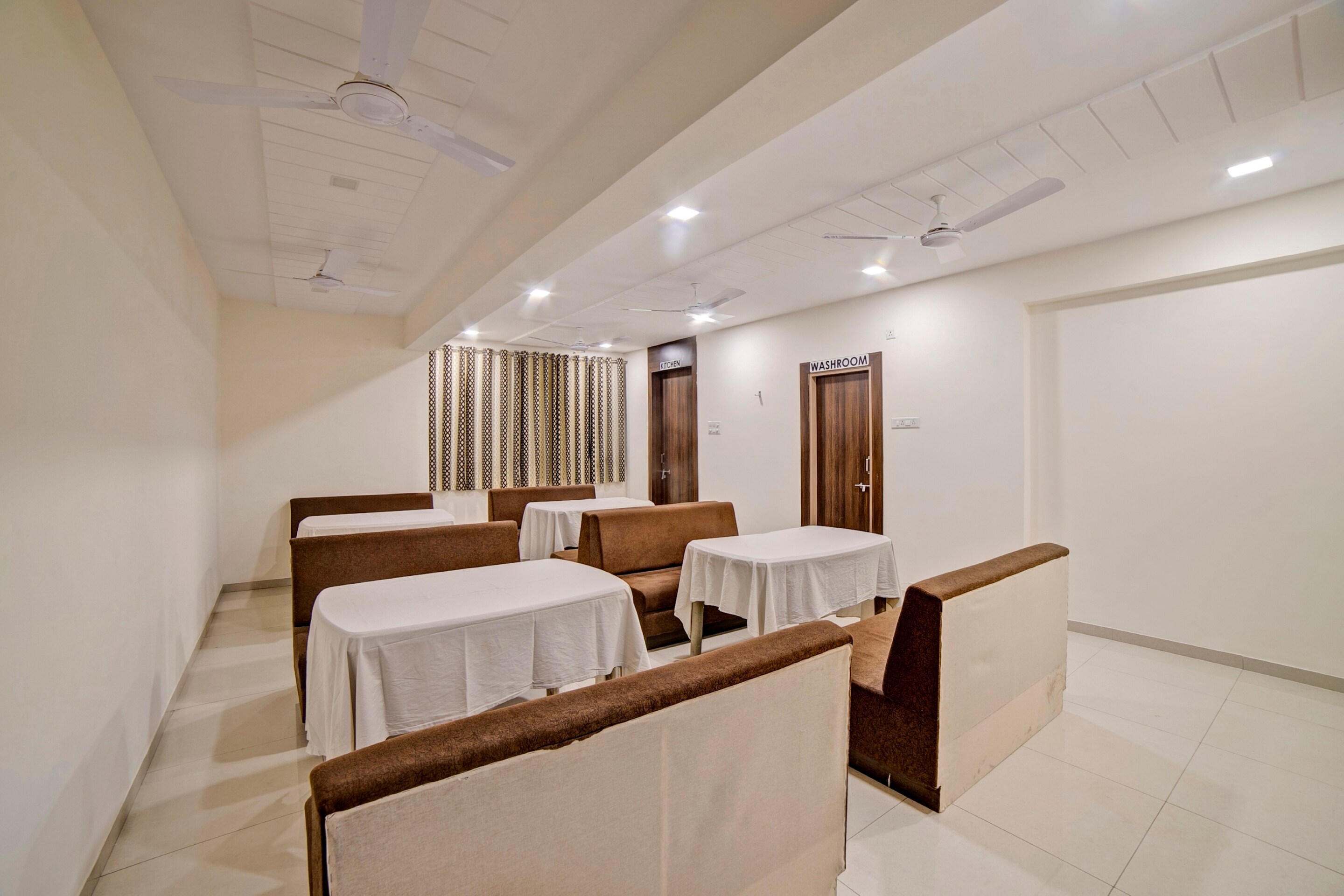 OYO Townhouse 724 Hotel Tulip, Vadodara 4