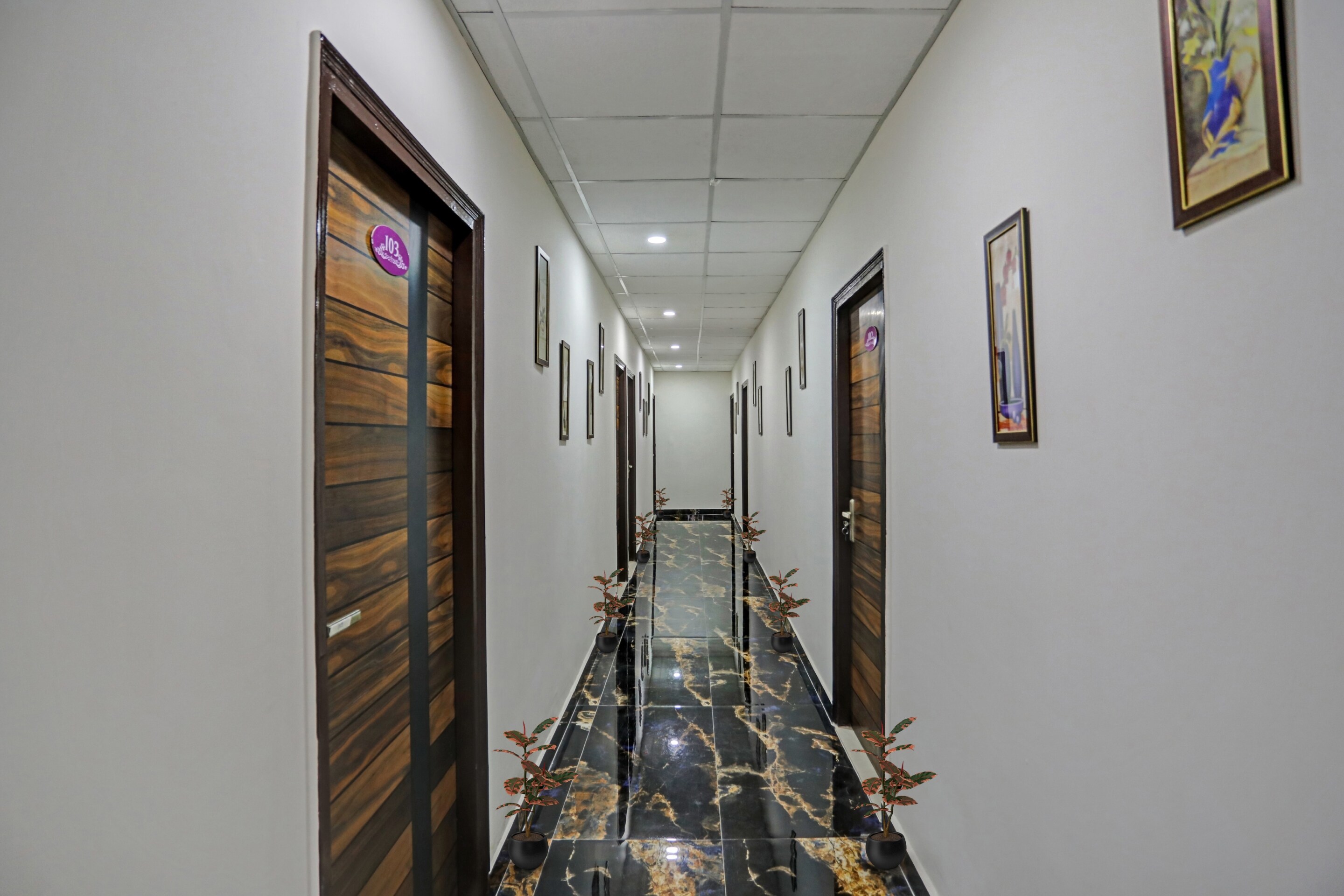 Capital O 90233 Starline Residency, Ghaziabad 2