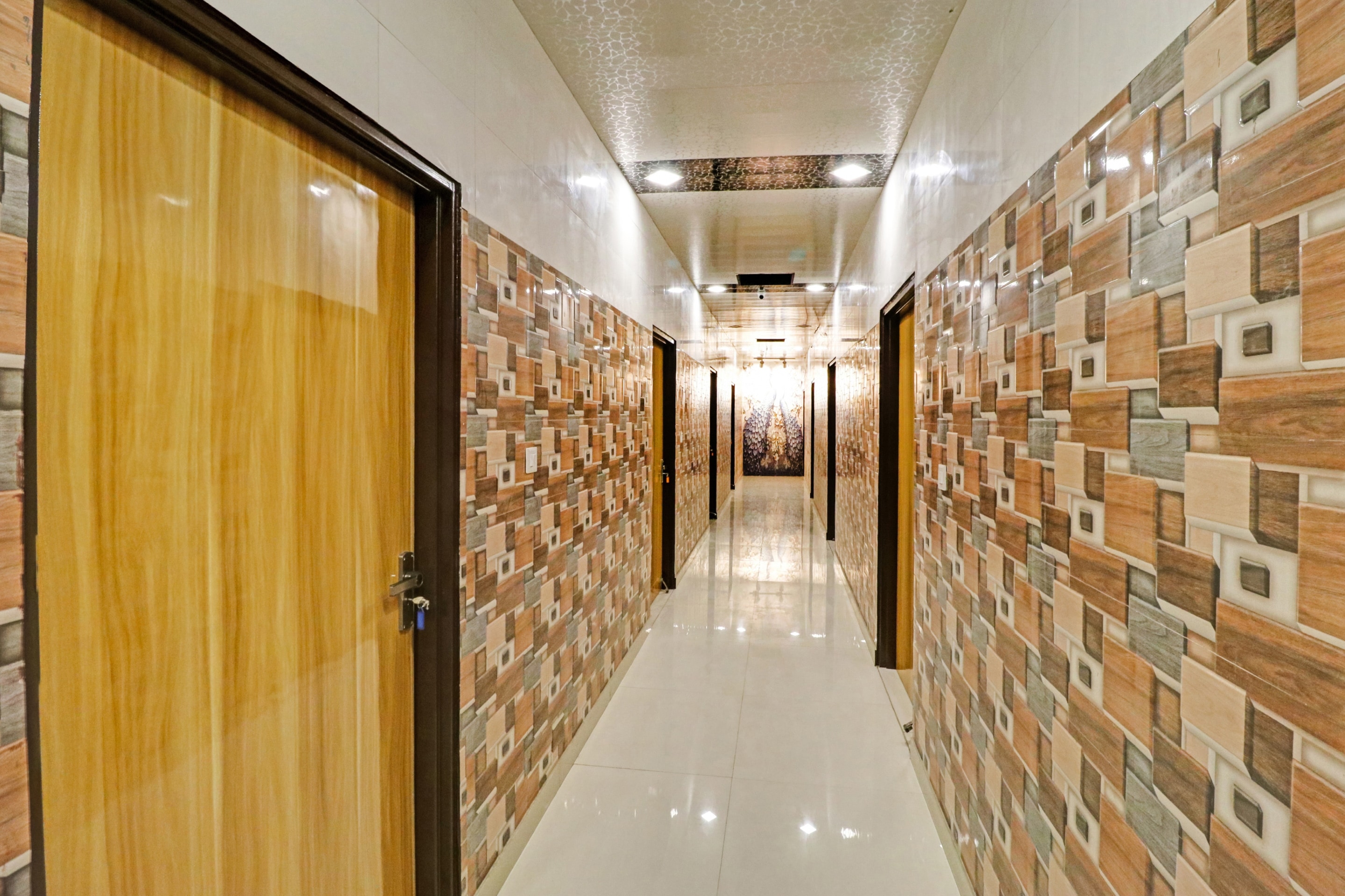 Capital O 90452 Qotel Peeragarhi, New Delhi 2