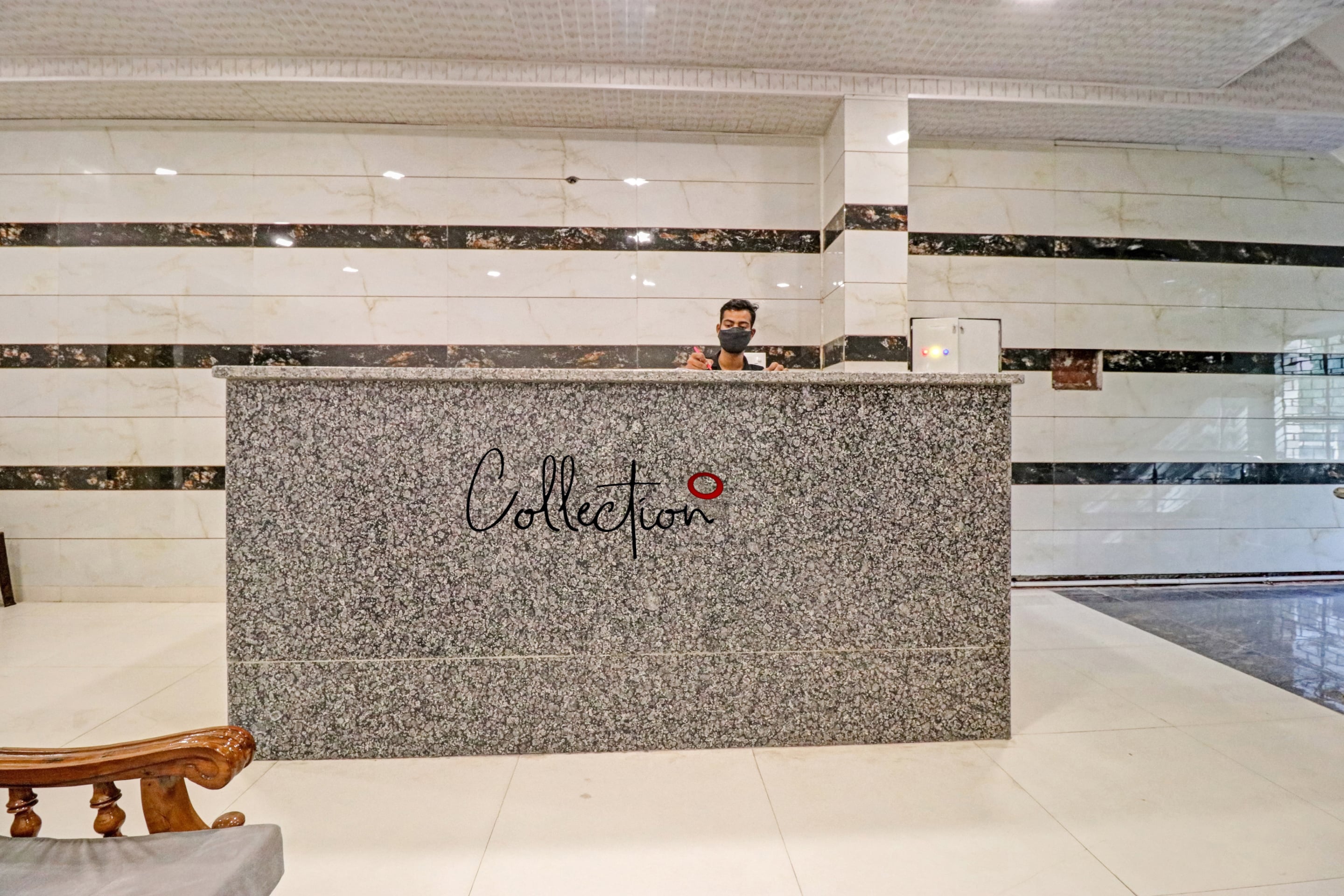 Capital O 90452 Qotel Peeragarhi, New Delhi 3