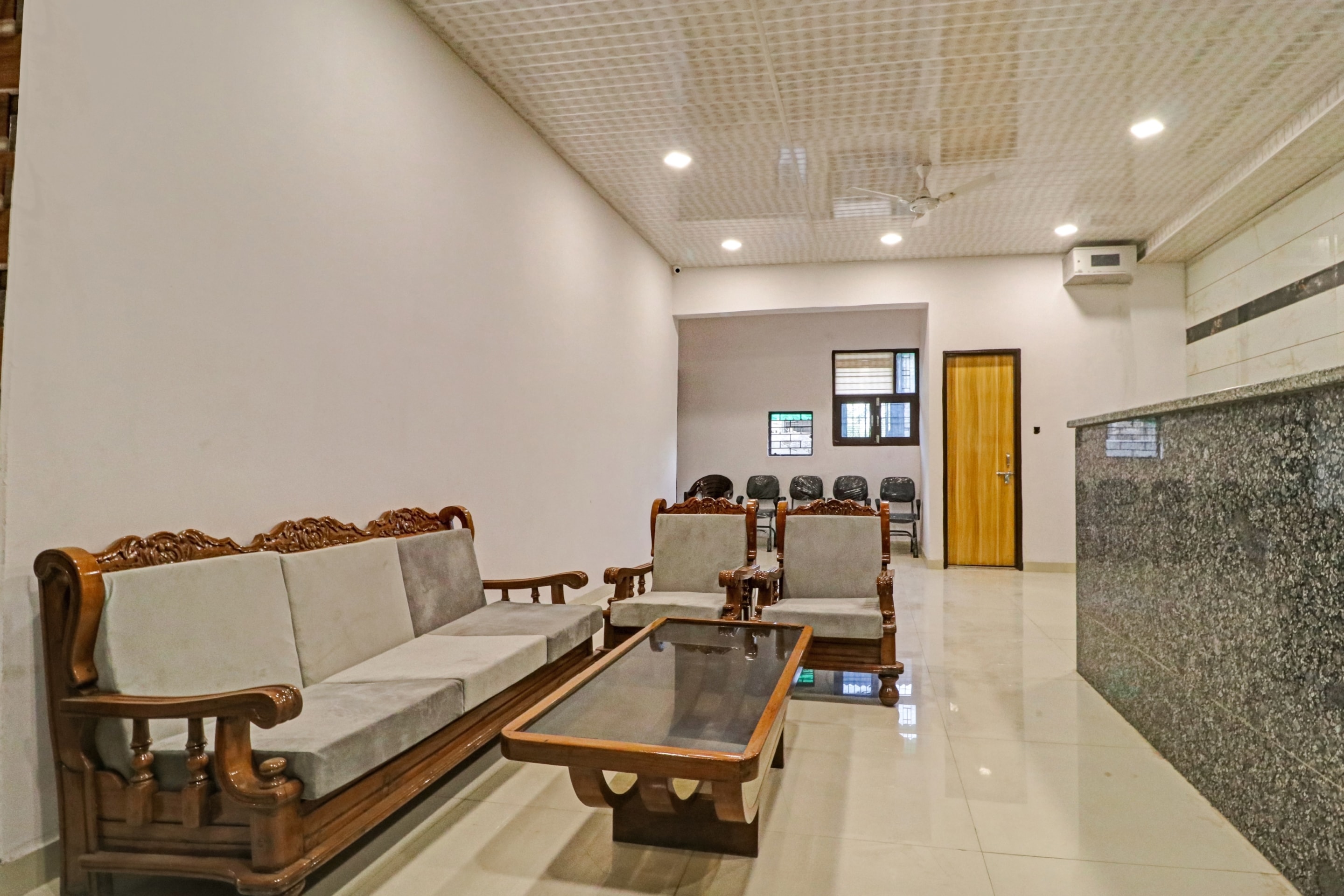 Capital O 90452 Qotel Peeragarhi, New Delhi 4