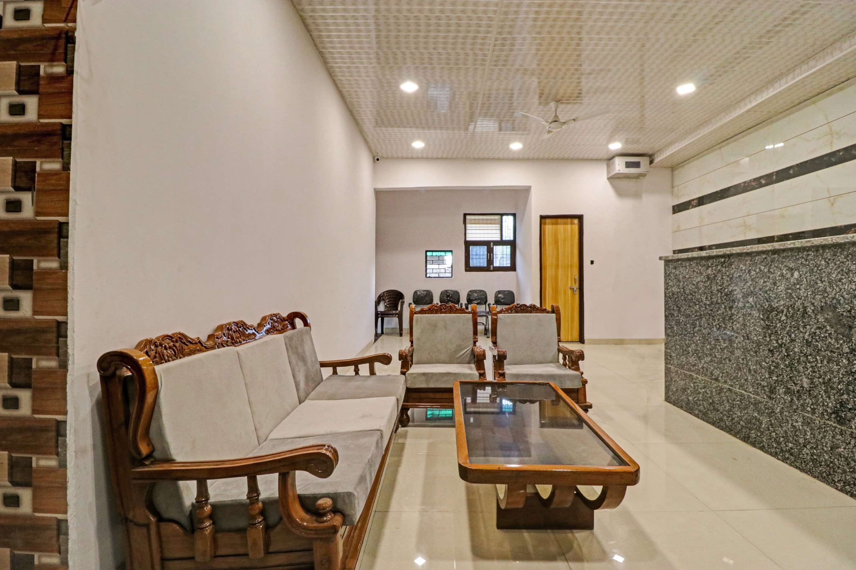 Capital O 90452 Qotel Peeragarhi, New Delhi 5