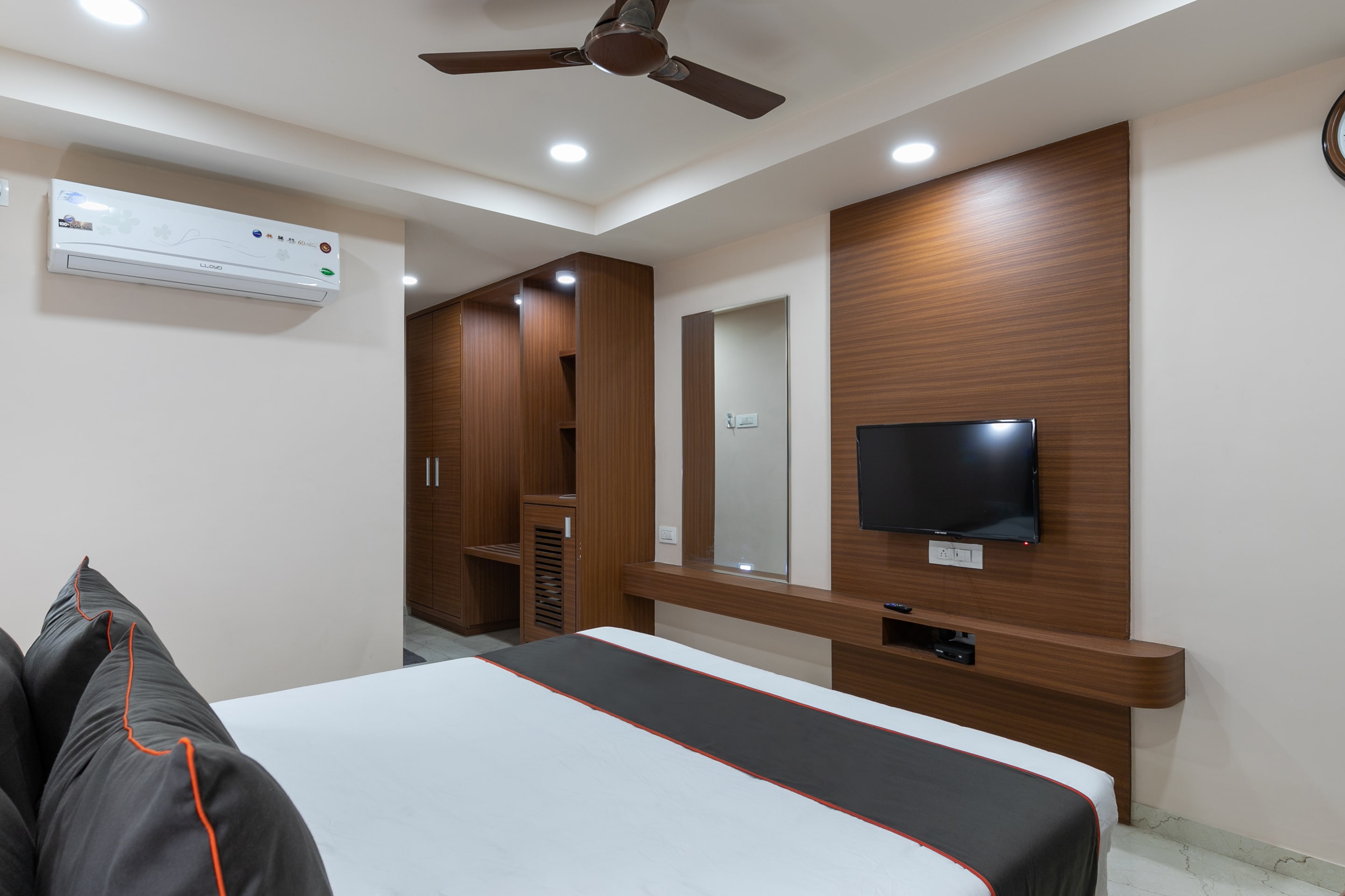 Collection O 50252 Hotel Simran Raghuveer Para, Rajkot 3