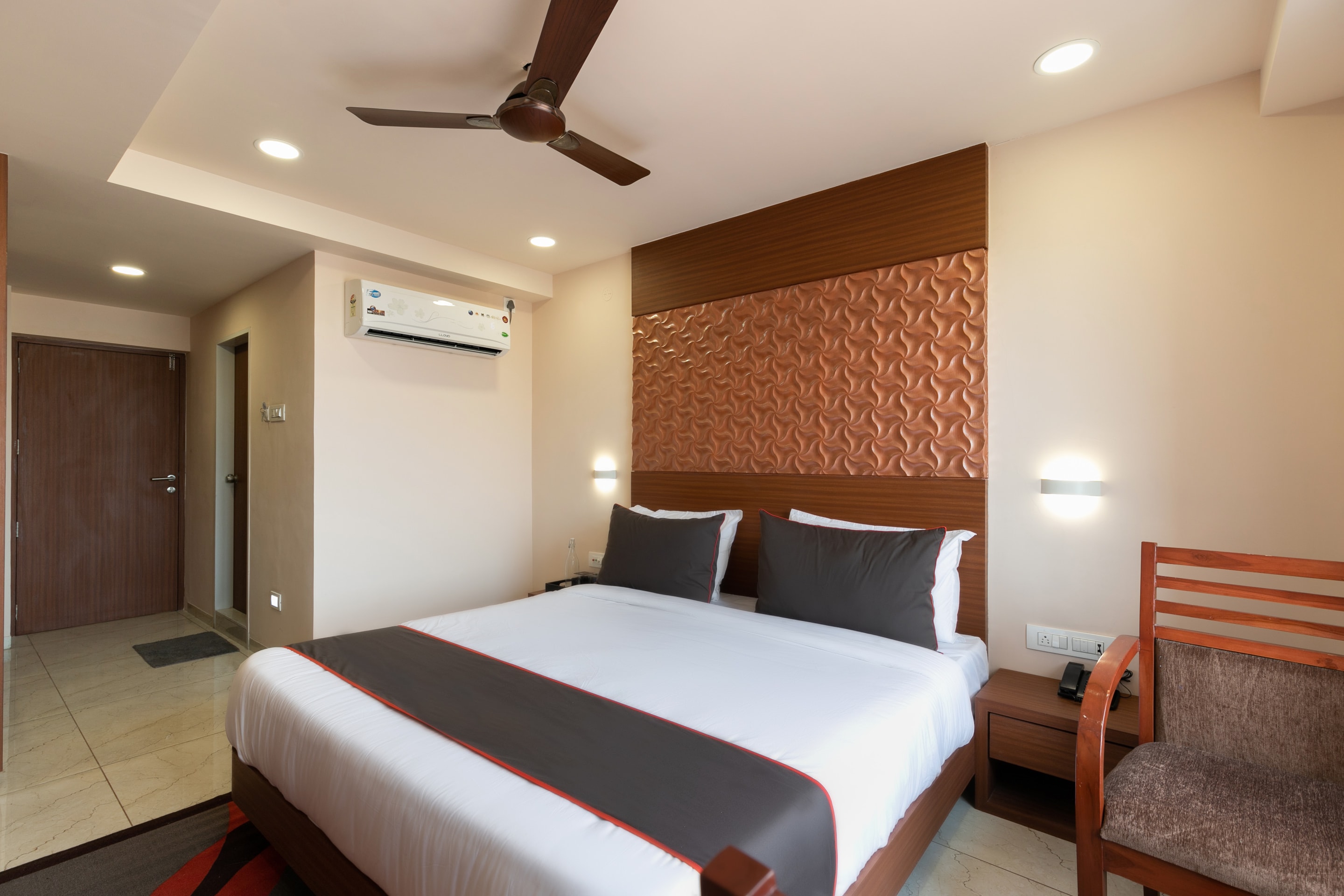 Collection O 50252 Hotel Simran Raghuveer Para, Rajkot 4