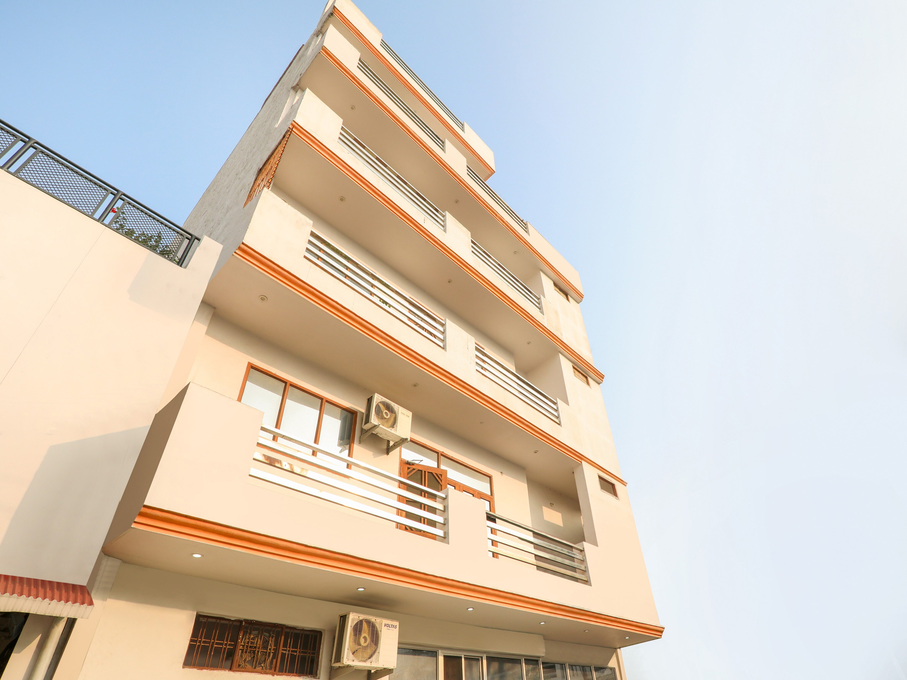 OYO 76256 Trimurti Palace, Lucknow 5