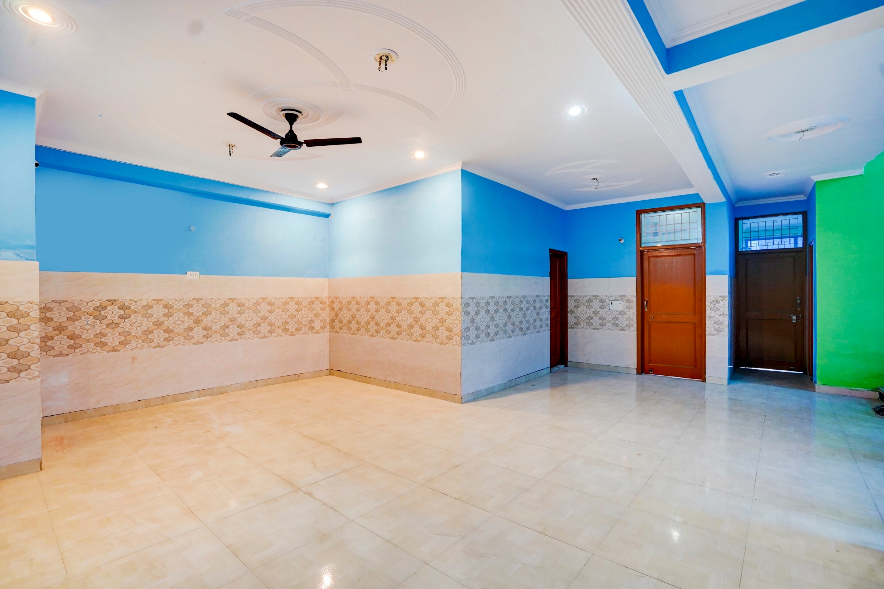 OYO Flagship 77565 akshit residency, Noida 4