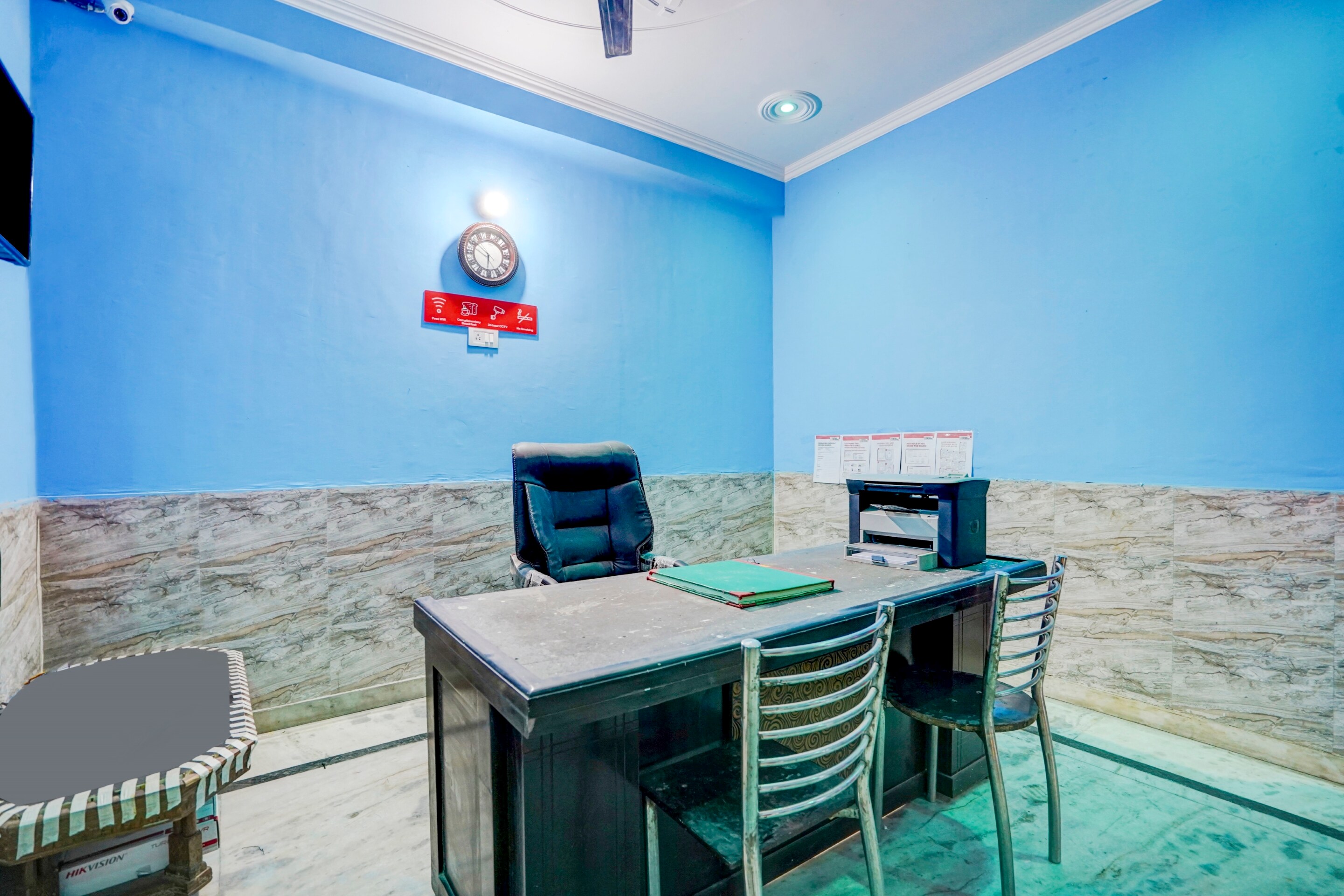 OYO Flagship 77565 akshit residency, Noida 5