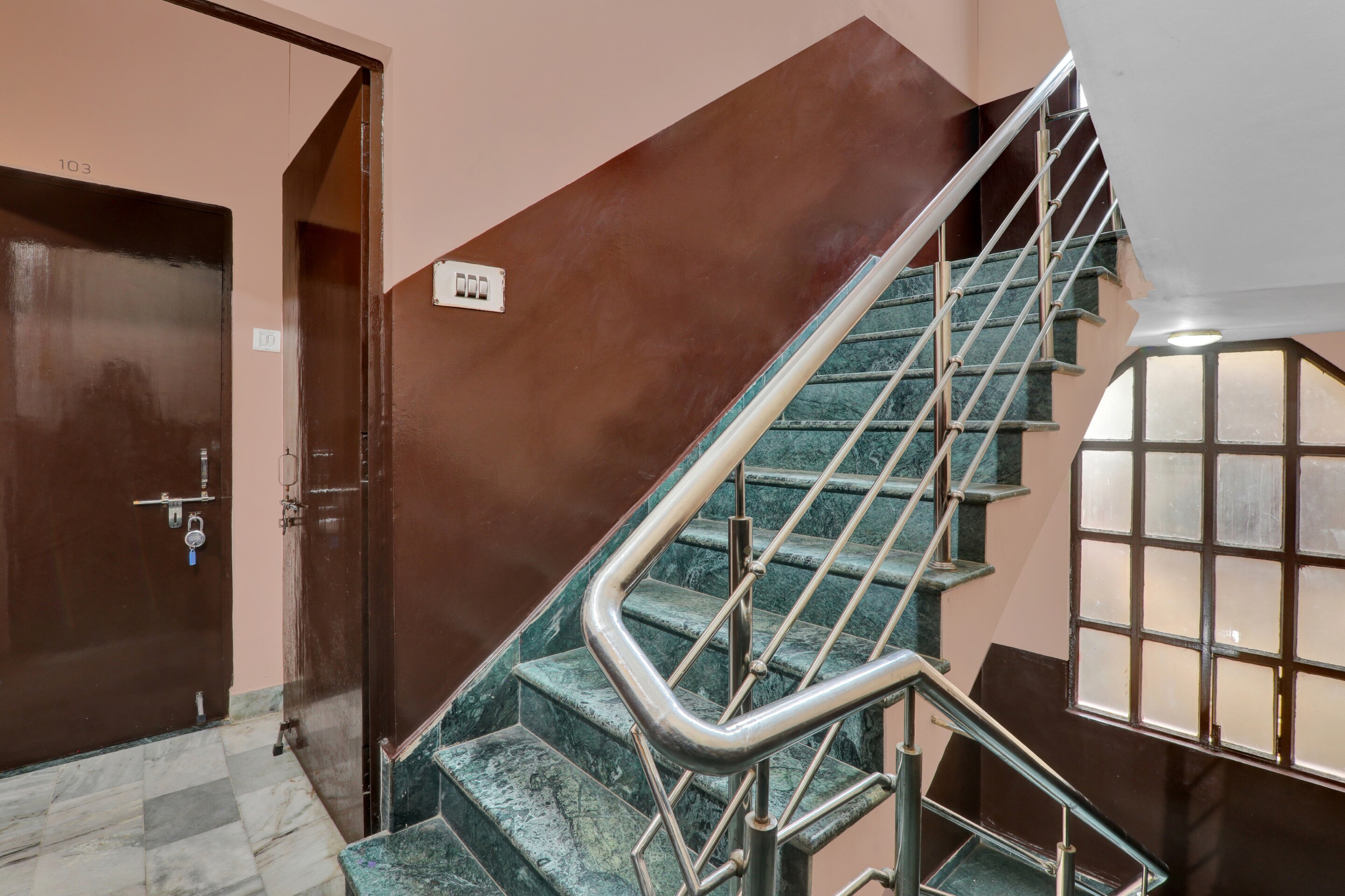 OYO Flagship 83411 Hotel Lakhnavi Inn, Lucknow 4