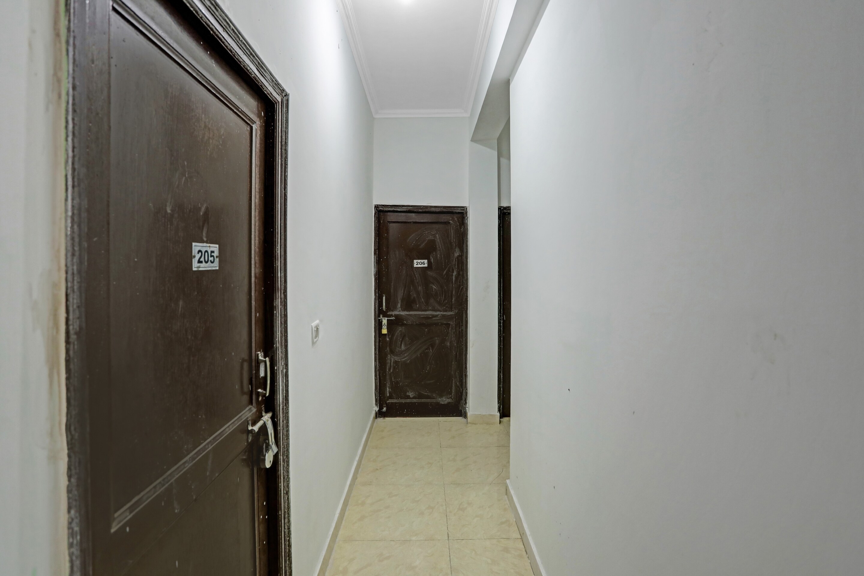 OYO 84552 Live Ur Style, Noida 3