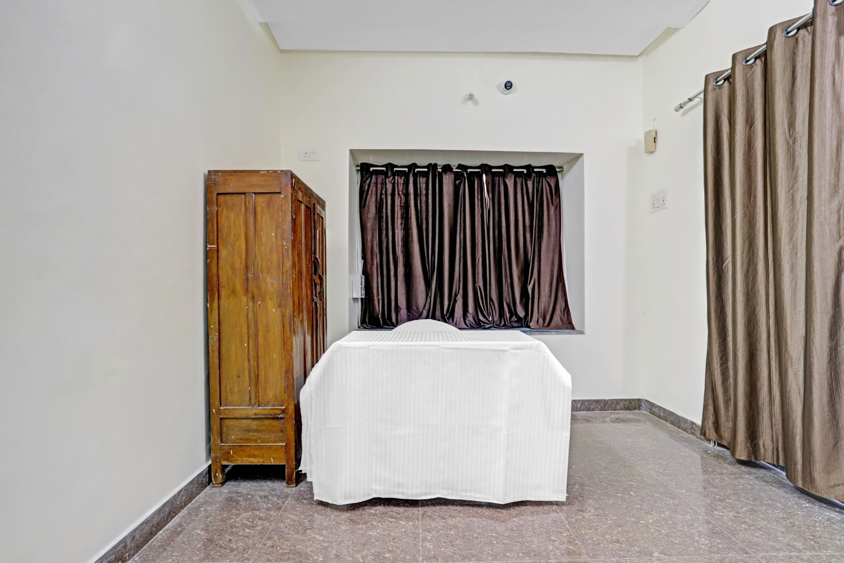 OYO 86300 Hotel B a b, Nagpur 2
