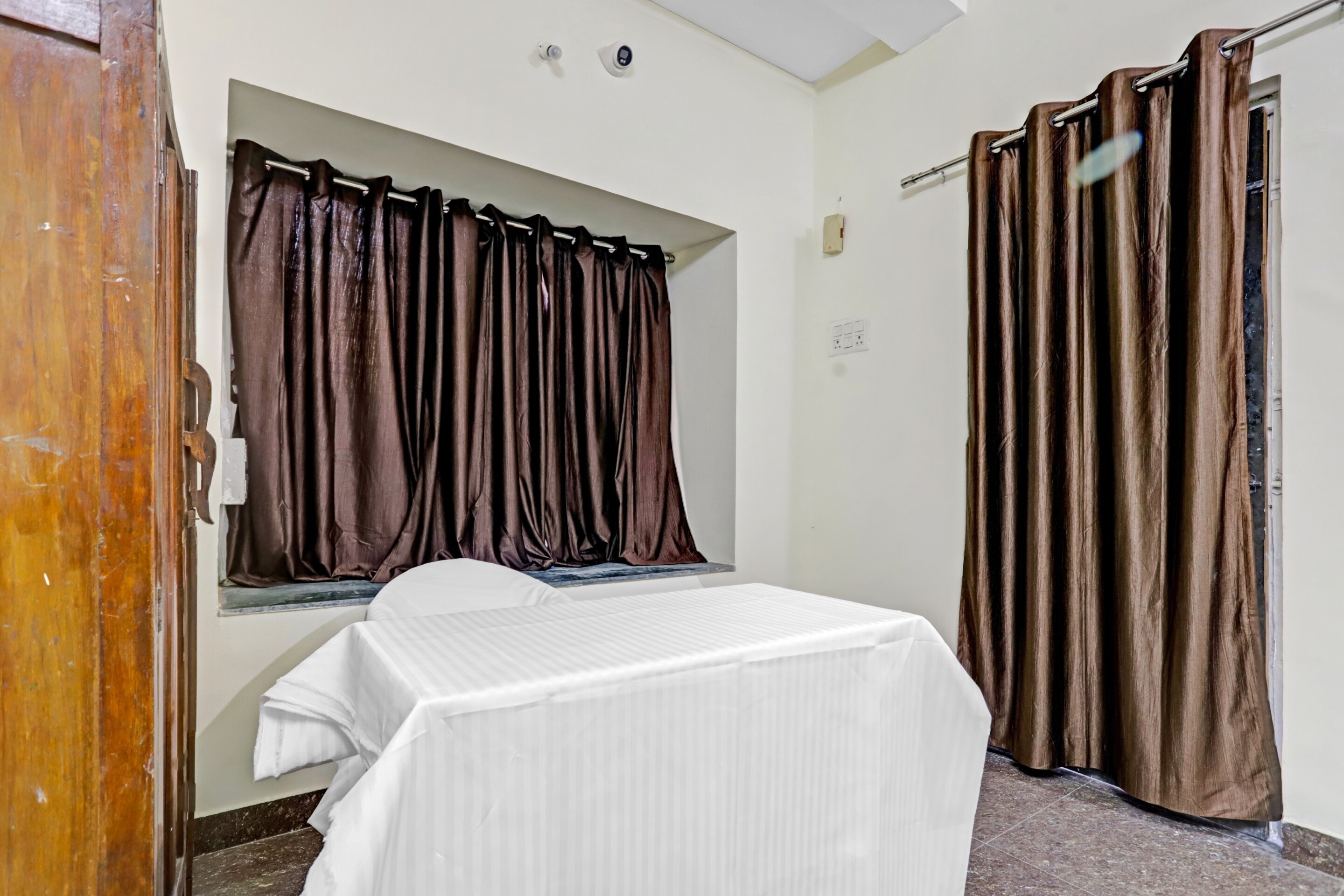 OYO 86300 Hotel B a b, Nagpur 4
