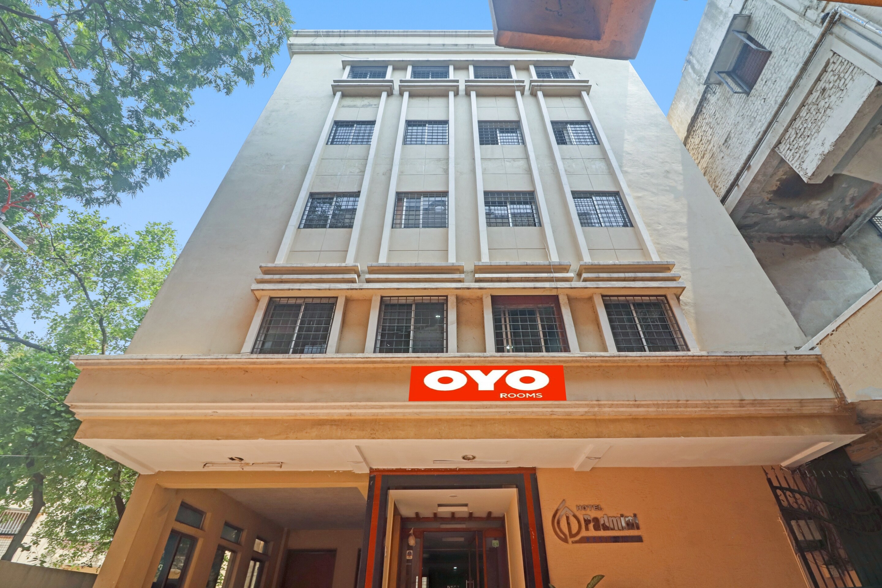 OYO Hotel Padmini Near Lakdikapool Metro station, Hyderabad 4