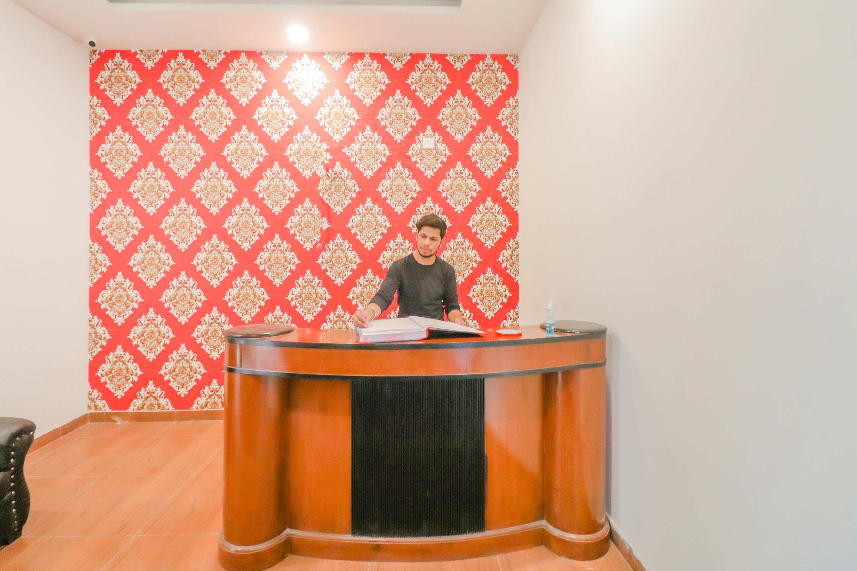 OYO FAR308 Hotel Red Crown, Faridabad 4
