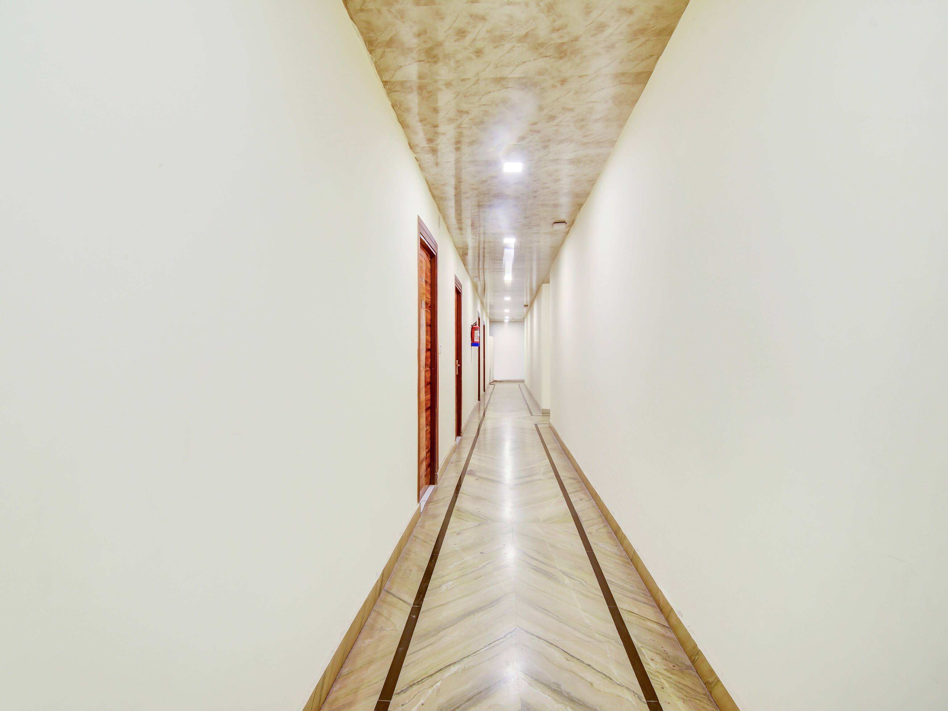 OYO Flagship 27968 Vishwakarma Palace, New Delhi 4