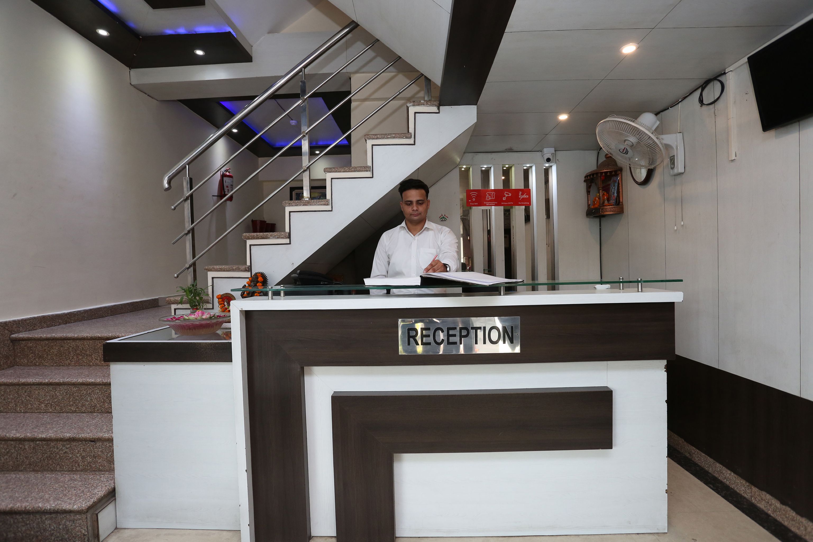 OYO Flagship 77588 R K International, Lucknow 4