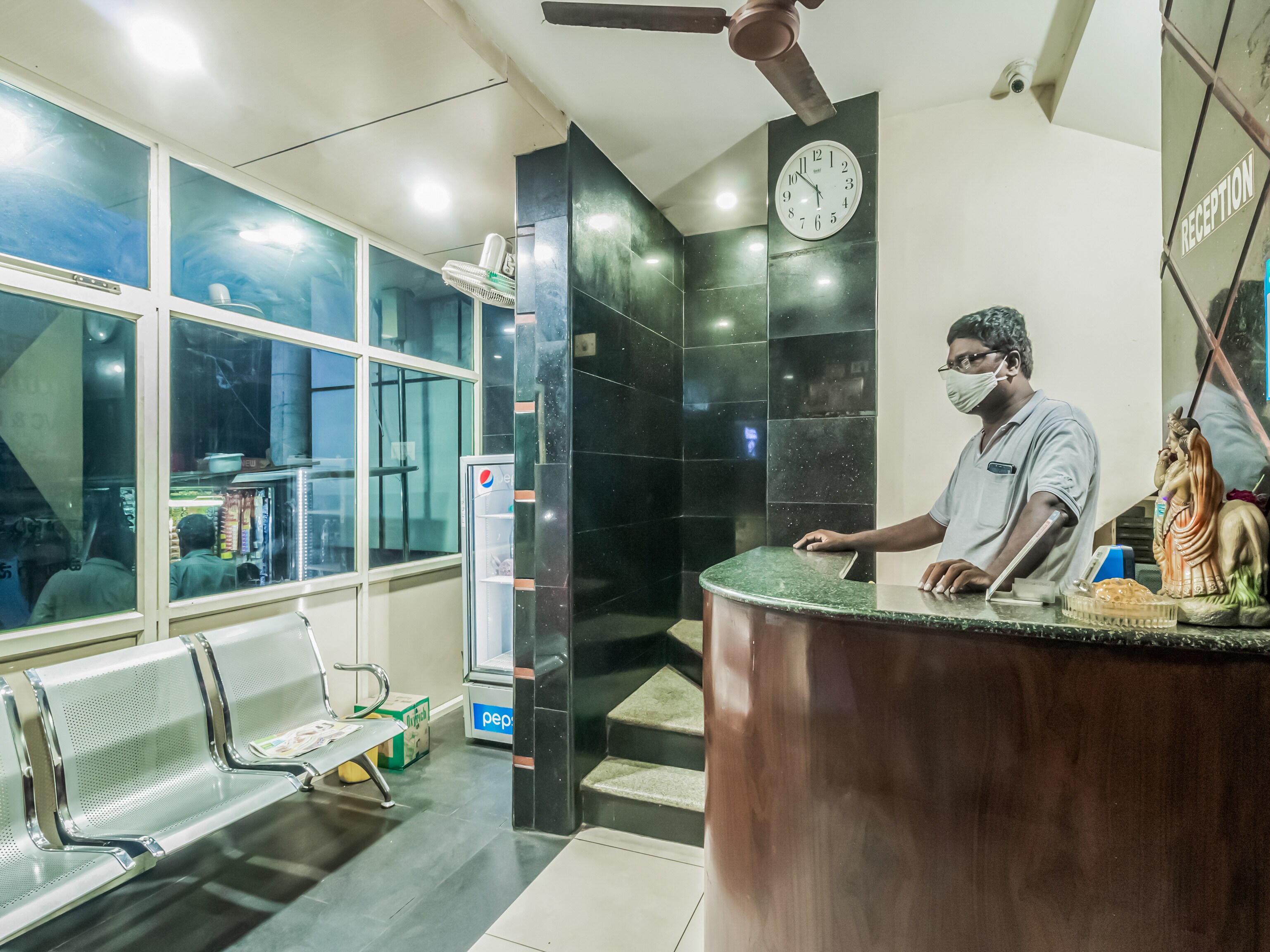 OYO spoton81802 Swarna Mayuri, Guntur 4