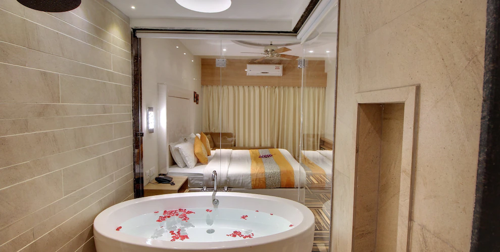 Plunge Room with Bathtub
