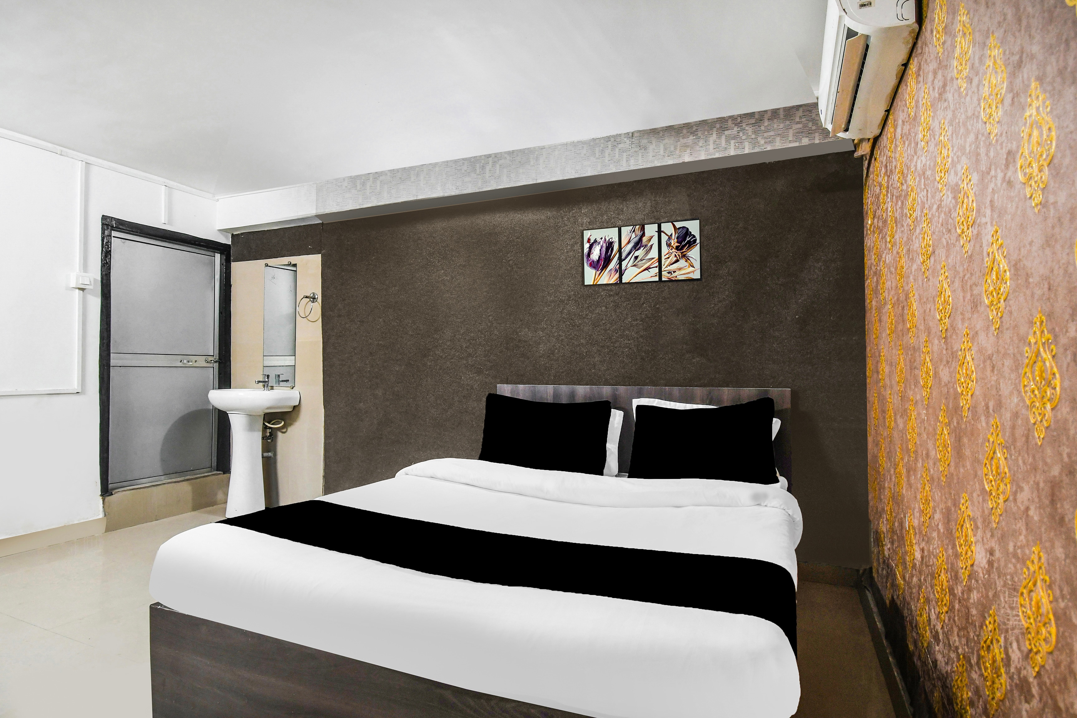 Super Hotel O Champasari Siliguri Formerly Four Fox Suits