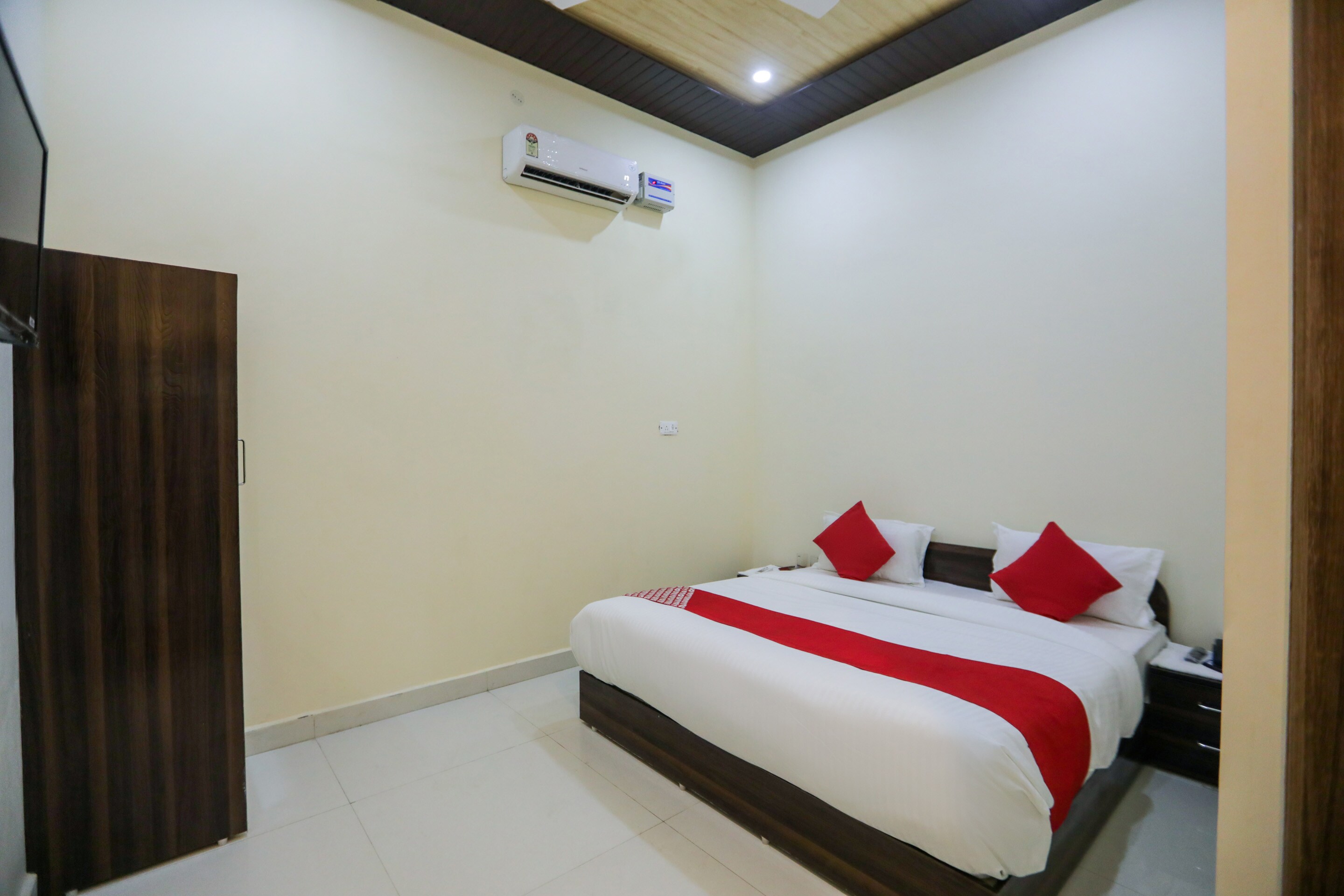 OYO 71380 Hotel Viom, Meerut 5