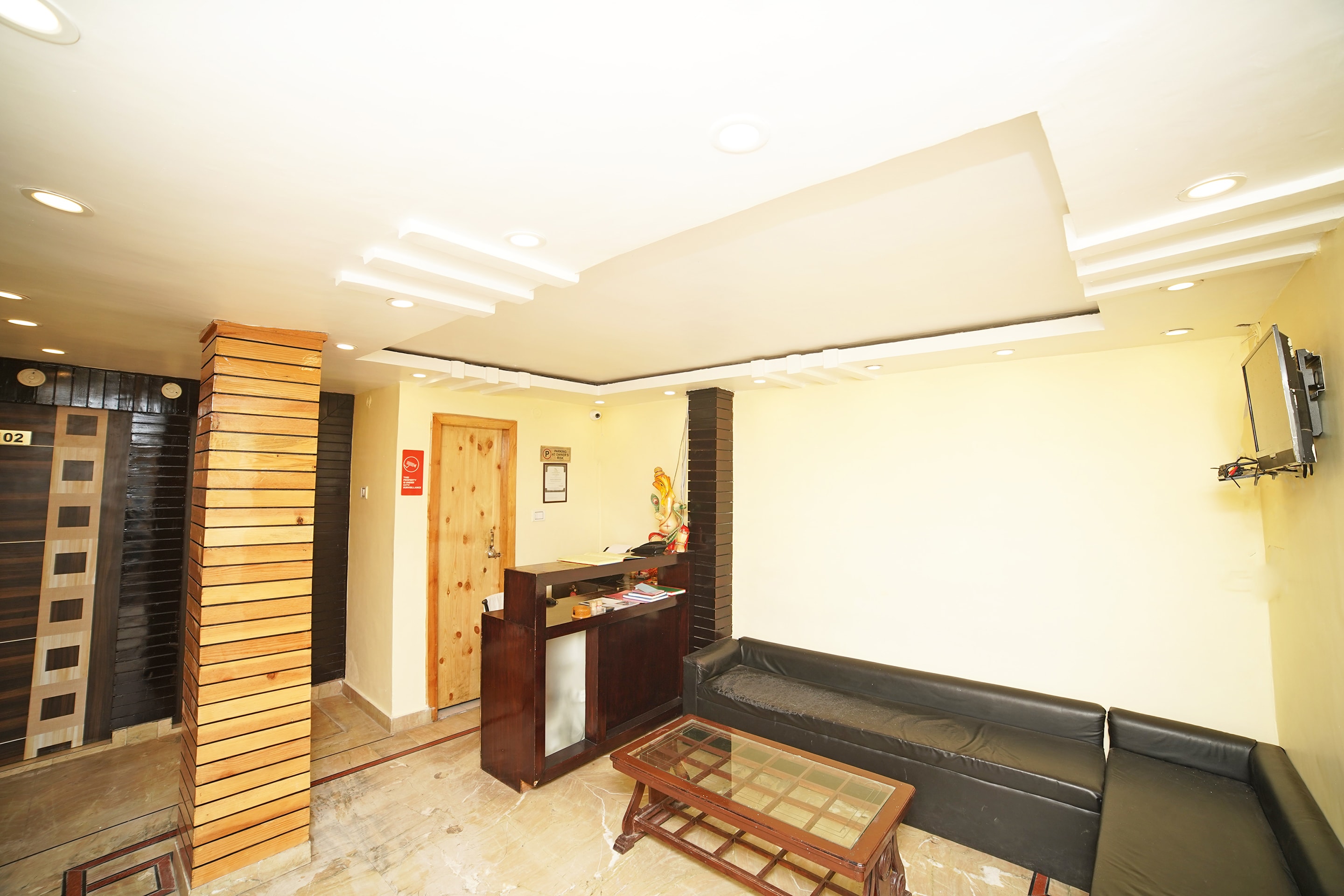 Vaccinated Staff - OYO 8594 Golden Nest, Nainital 4