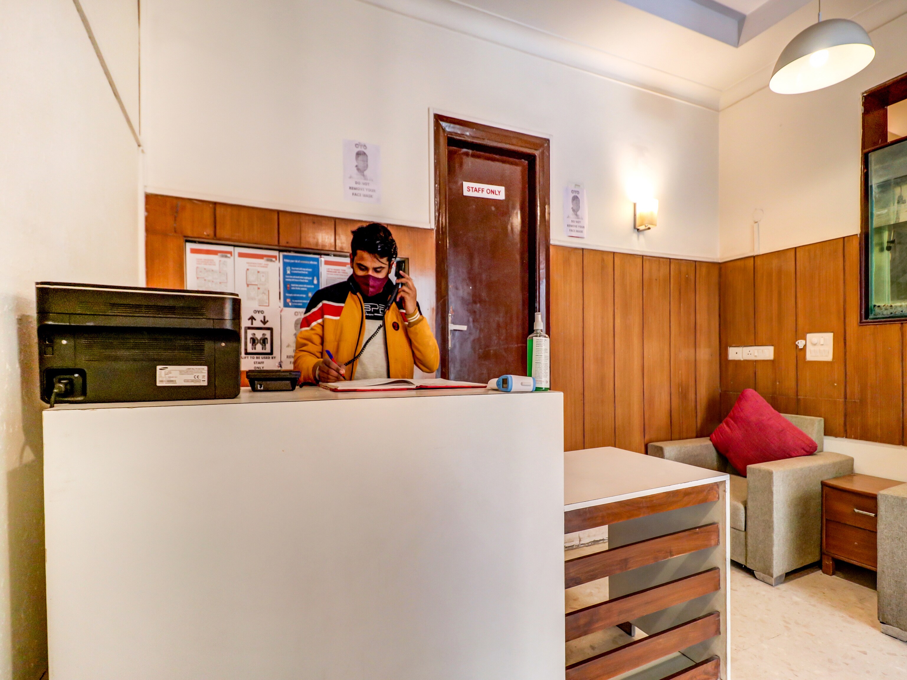 OYO Flagship 77549 JDM Residancy, Gurgaon 3