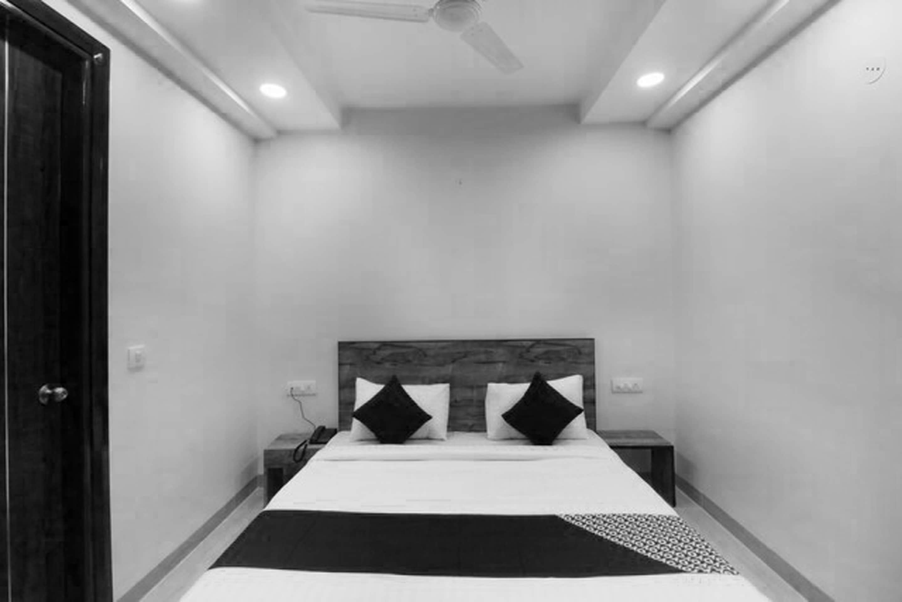 Oyo flagship 23252 Near Artemis Hospital, Gurgaon 4