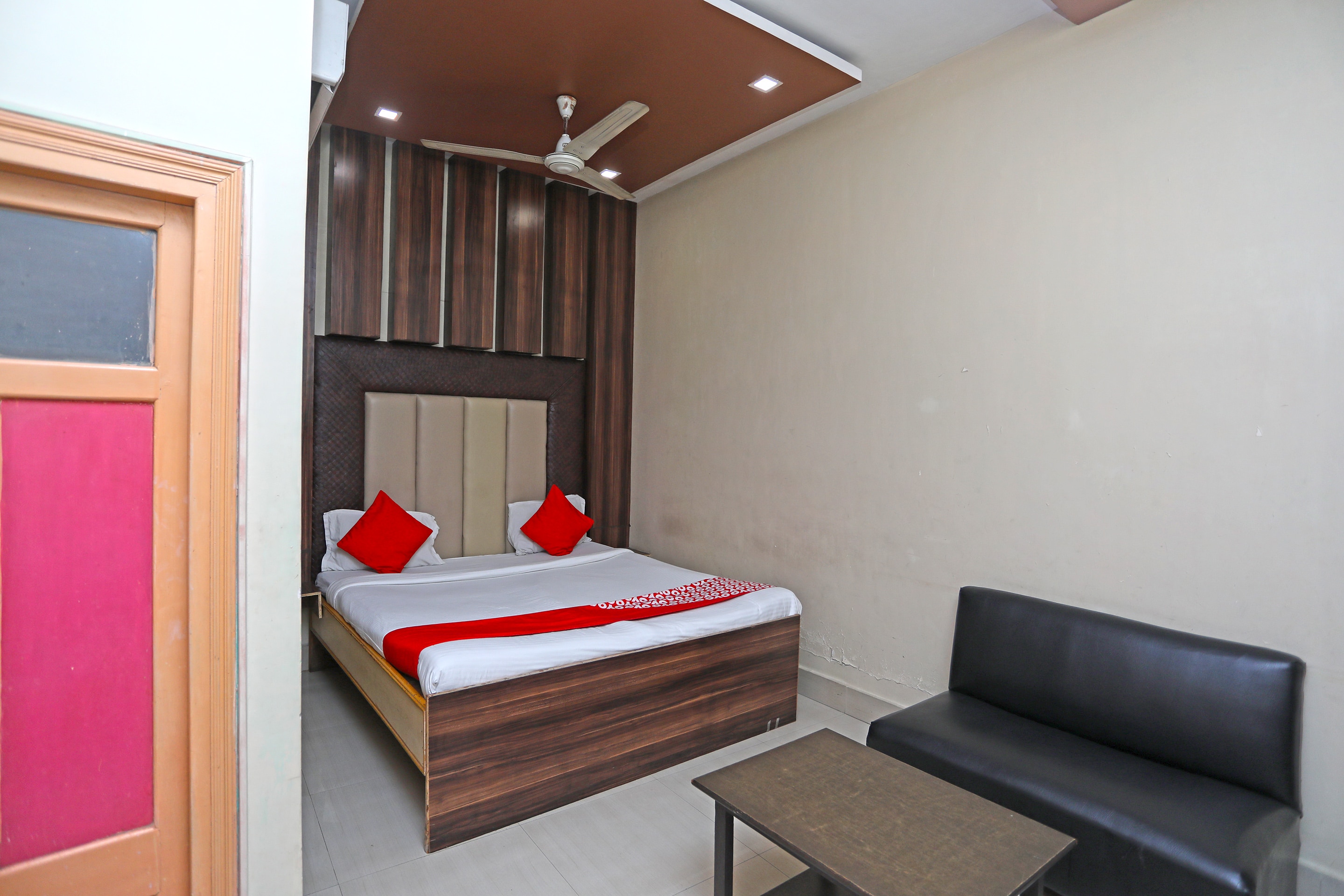 Vaccinated Staff- OYO Flagship 60504 Hotel Marina Beniapukur, Kolkata 4