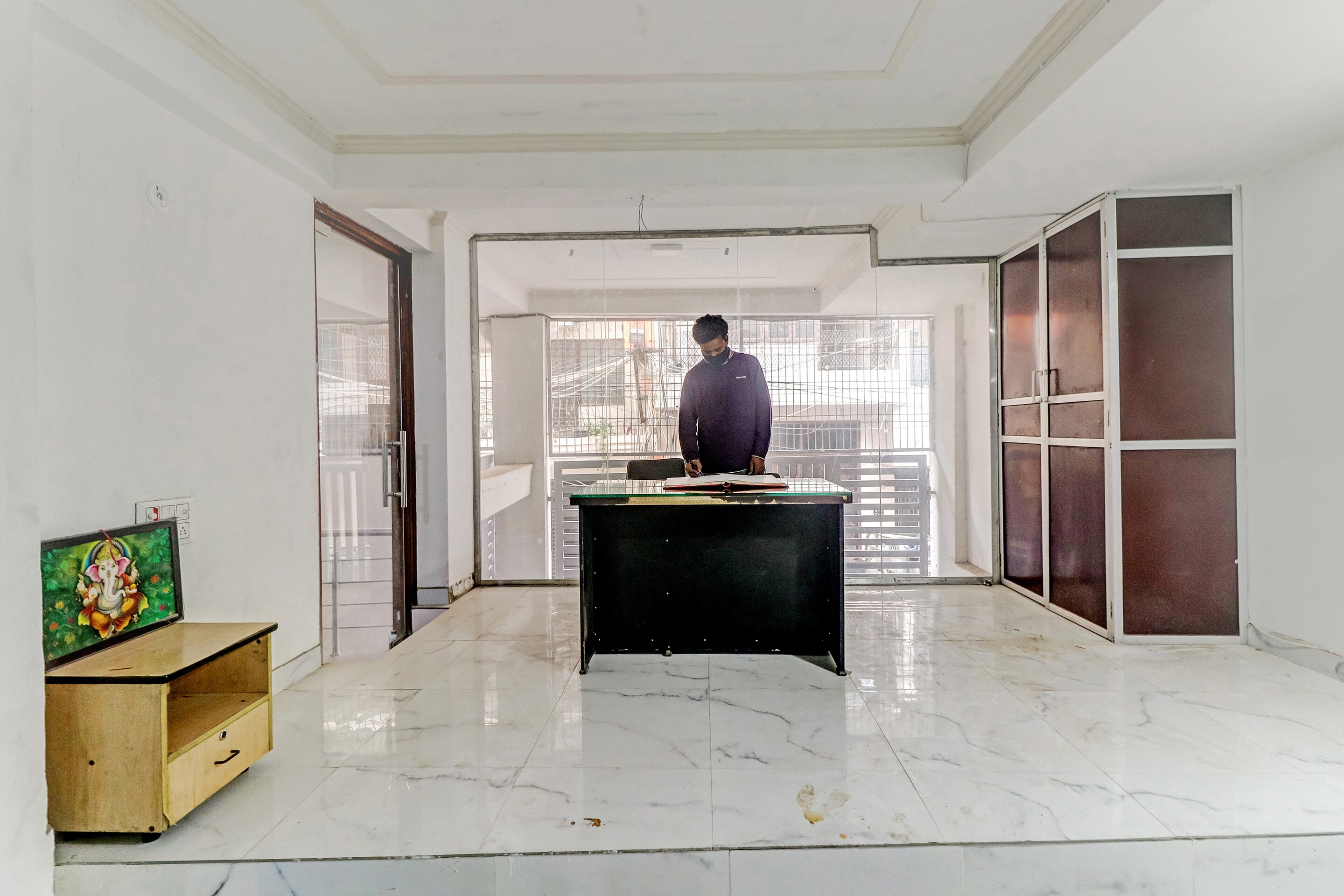 OYO 84610 South Plaza, New Delhi 2