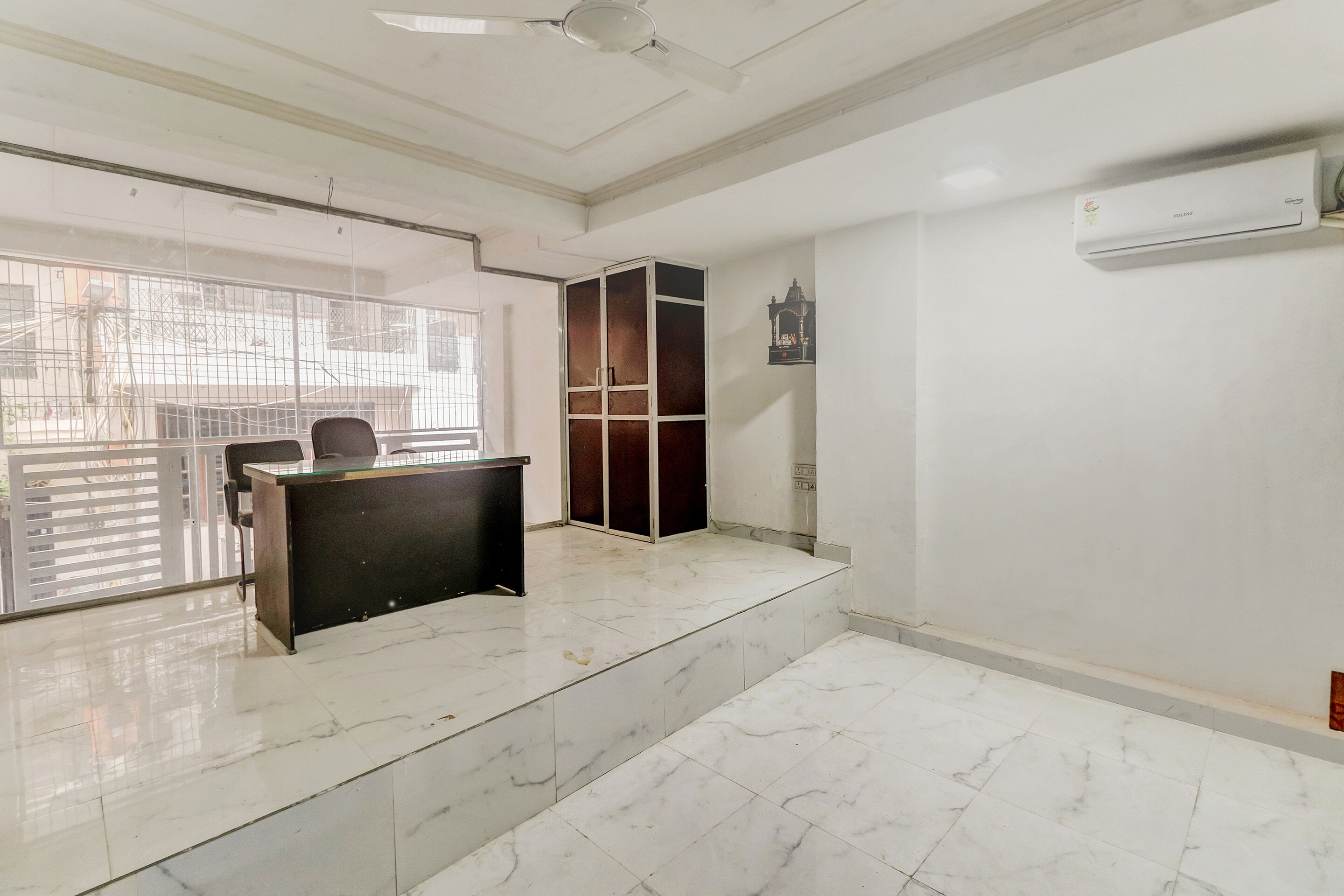 OYO 84610 South Plaza, New Delhi 3
