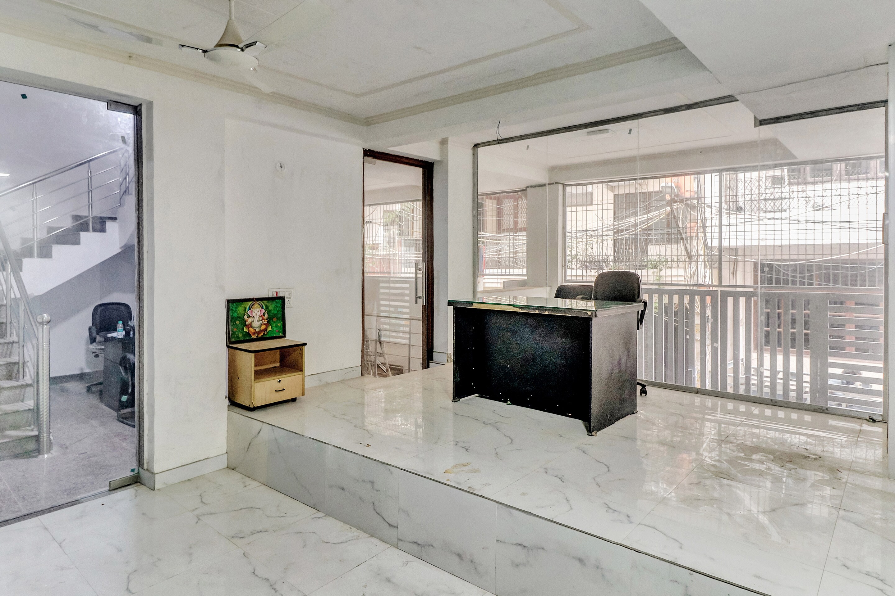 OYO 84610 South Plaza, New Delhi 4
