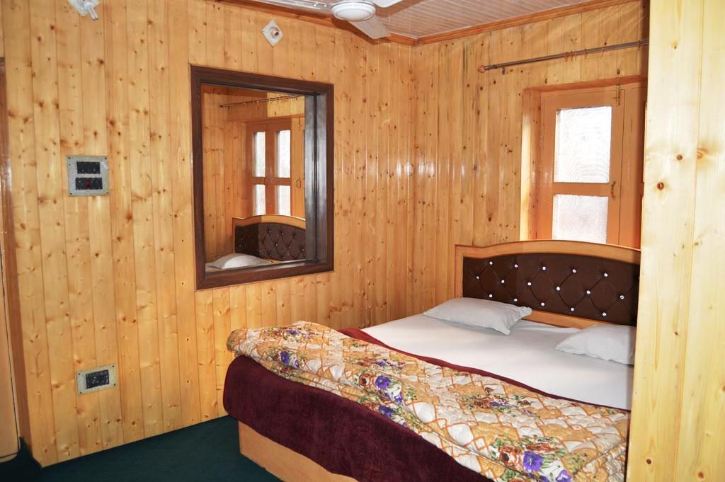 OYO 85927 Marias Hotel, Srinagar 4