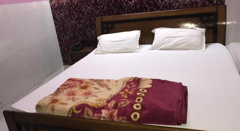 OYO 87010 Sangam Guest House, Noida 3