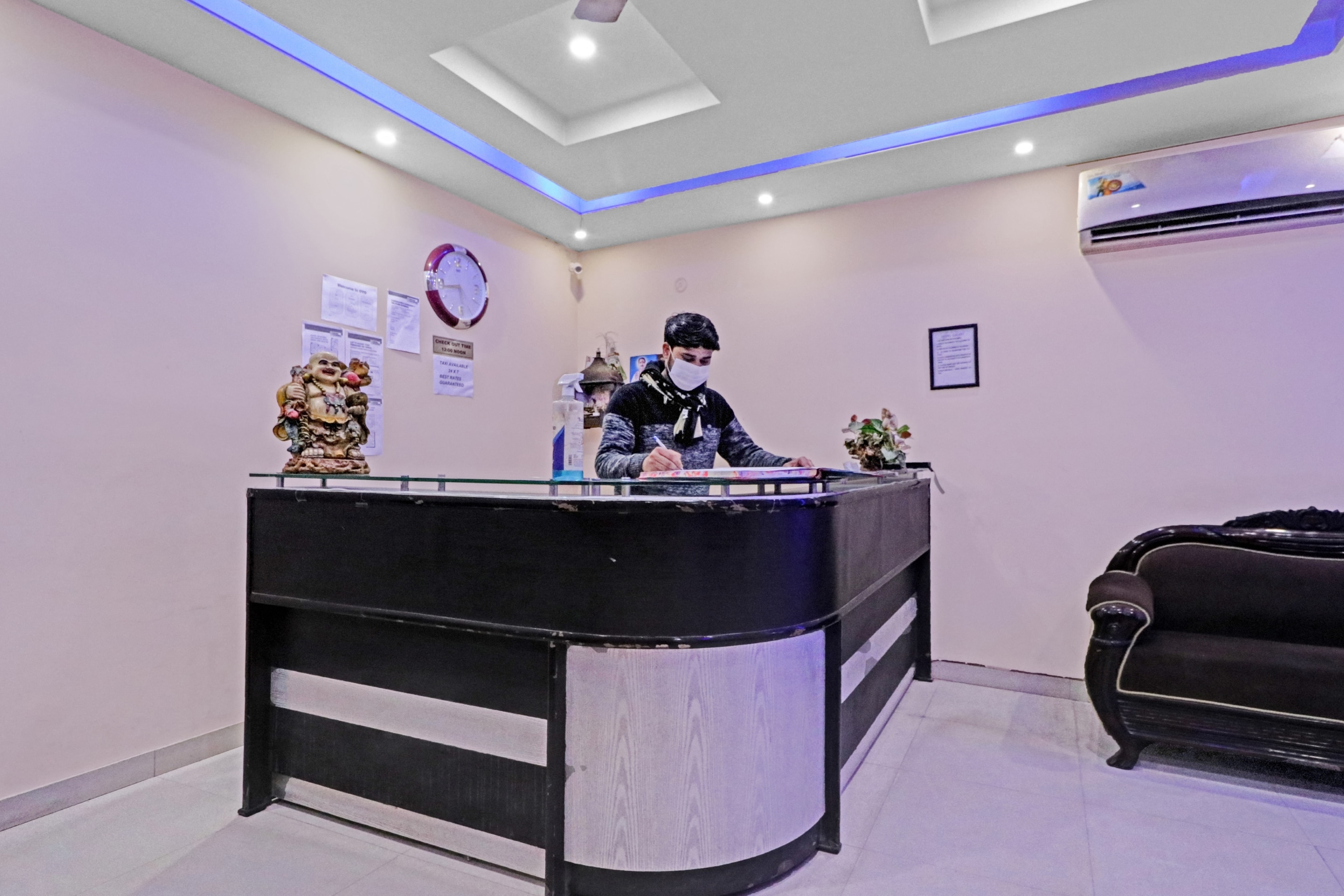 OYO 86777 Hotel International, New Delhi 2