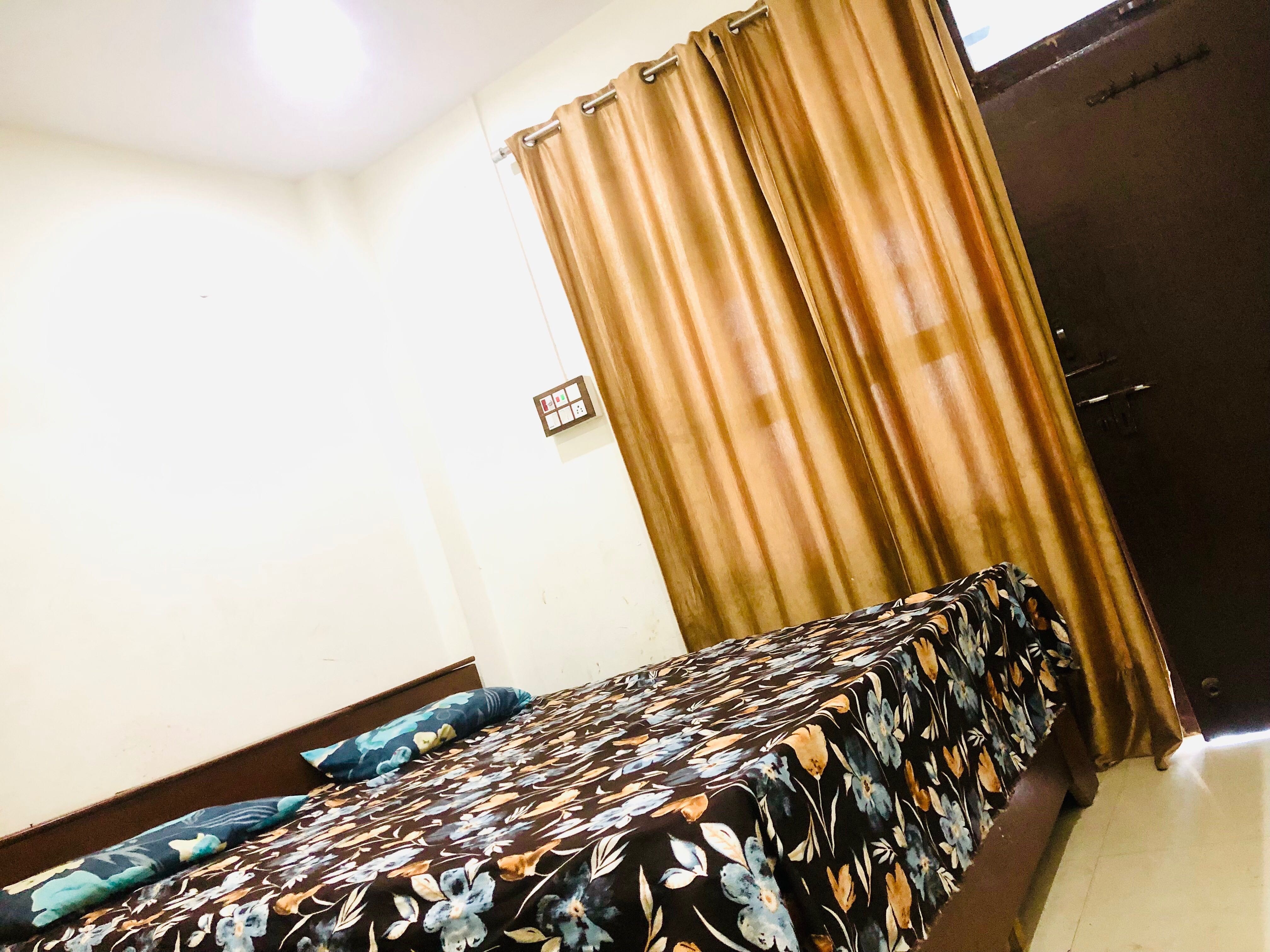 OYO 88999 Shri Krishna Hotel, Noida 5
