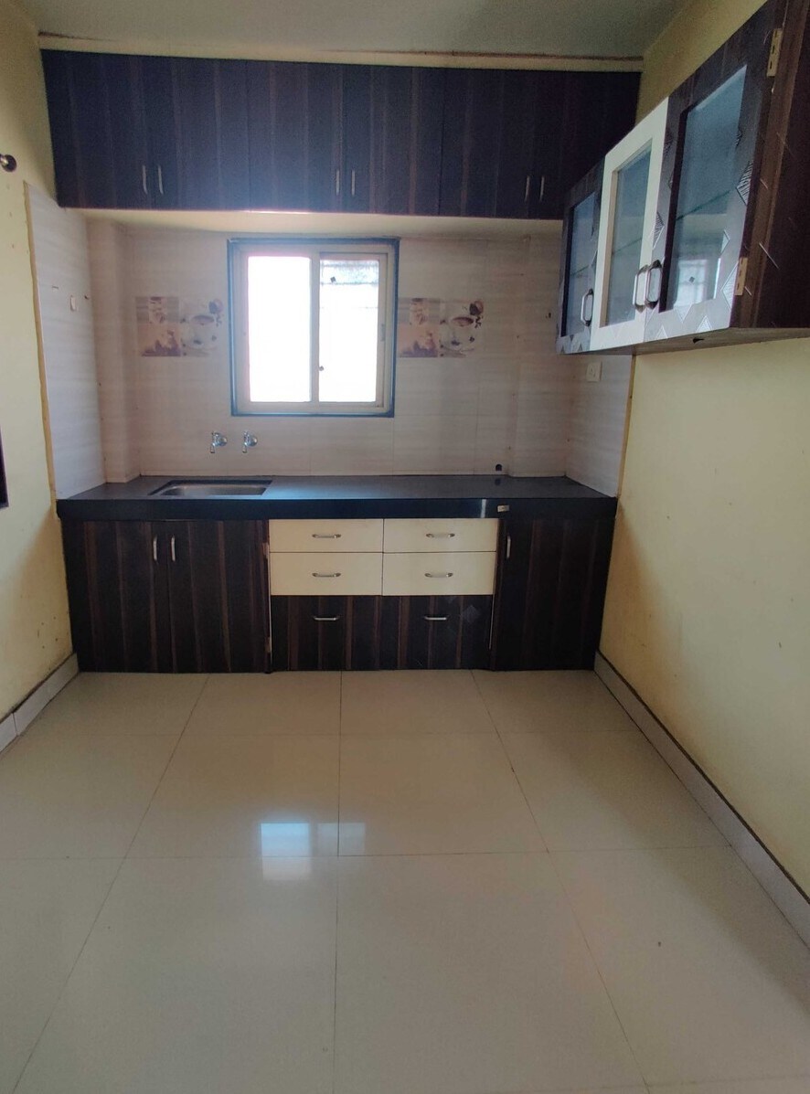OYO HOME 89069 Jaihind Building, Pune 2
