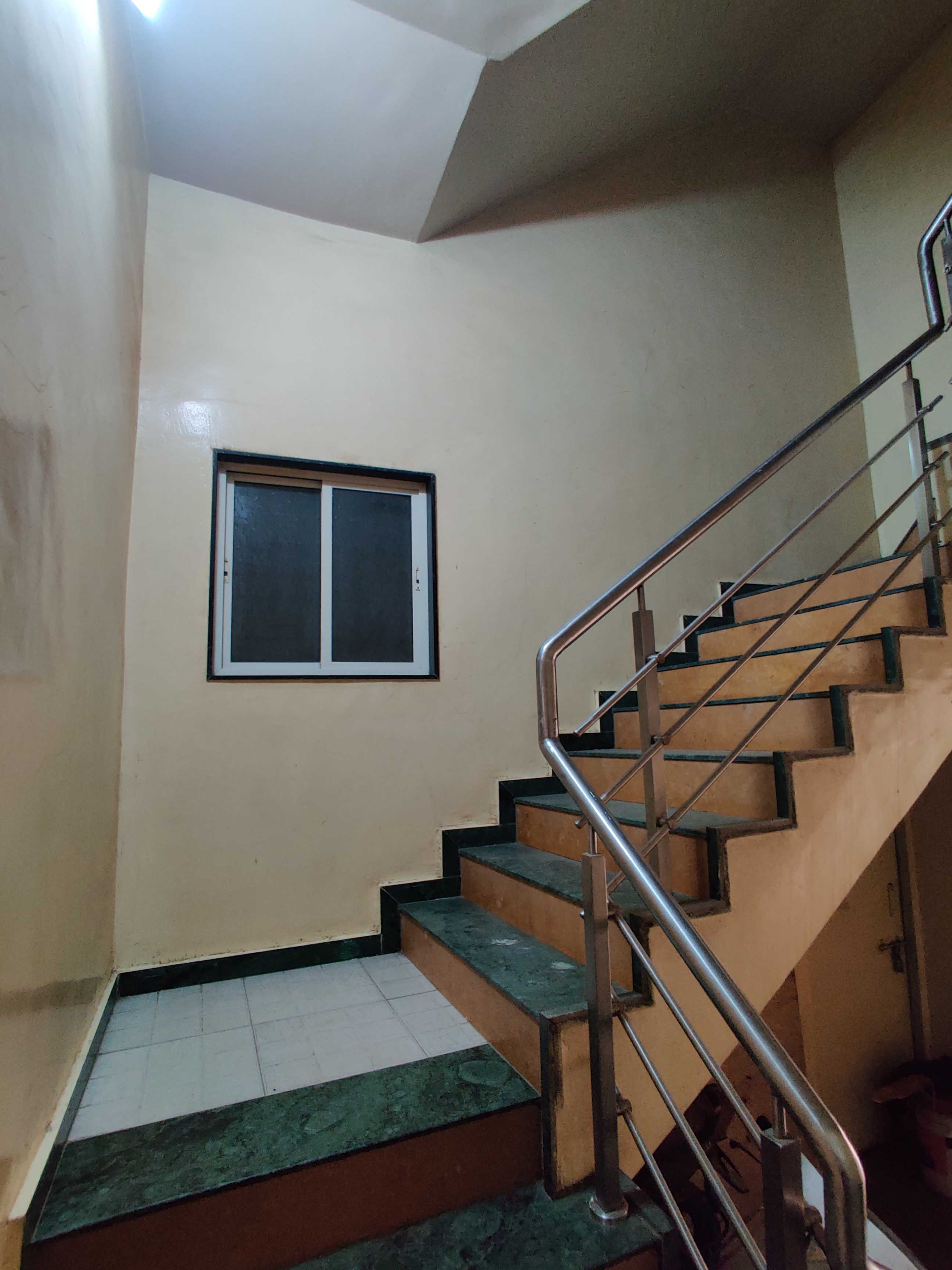 OYO HOME 89069 Jaihind Building, Pune 4
