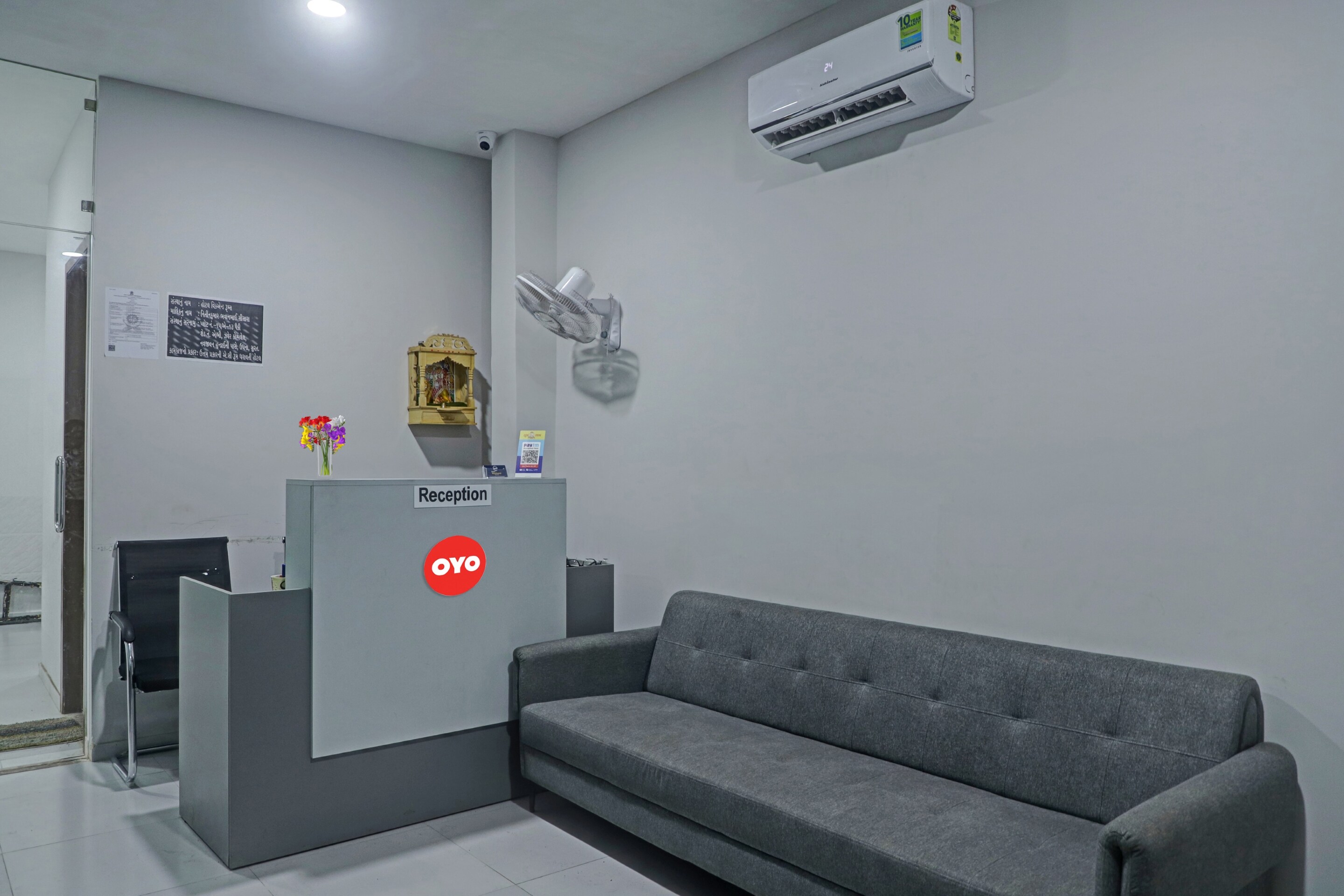 OYO 90450 Hotel Weekend Rooms, Surat 2