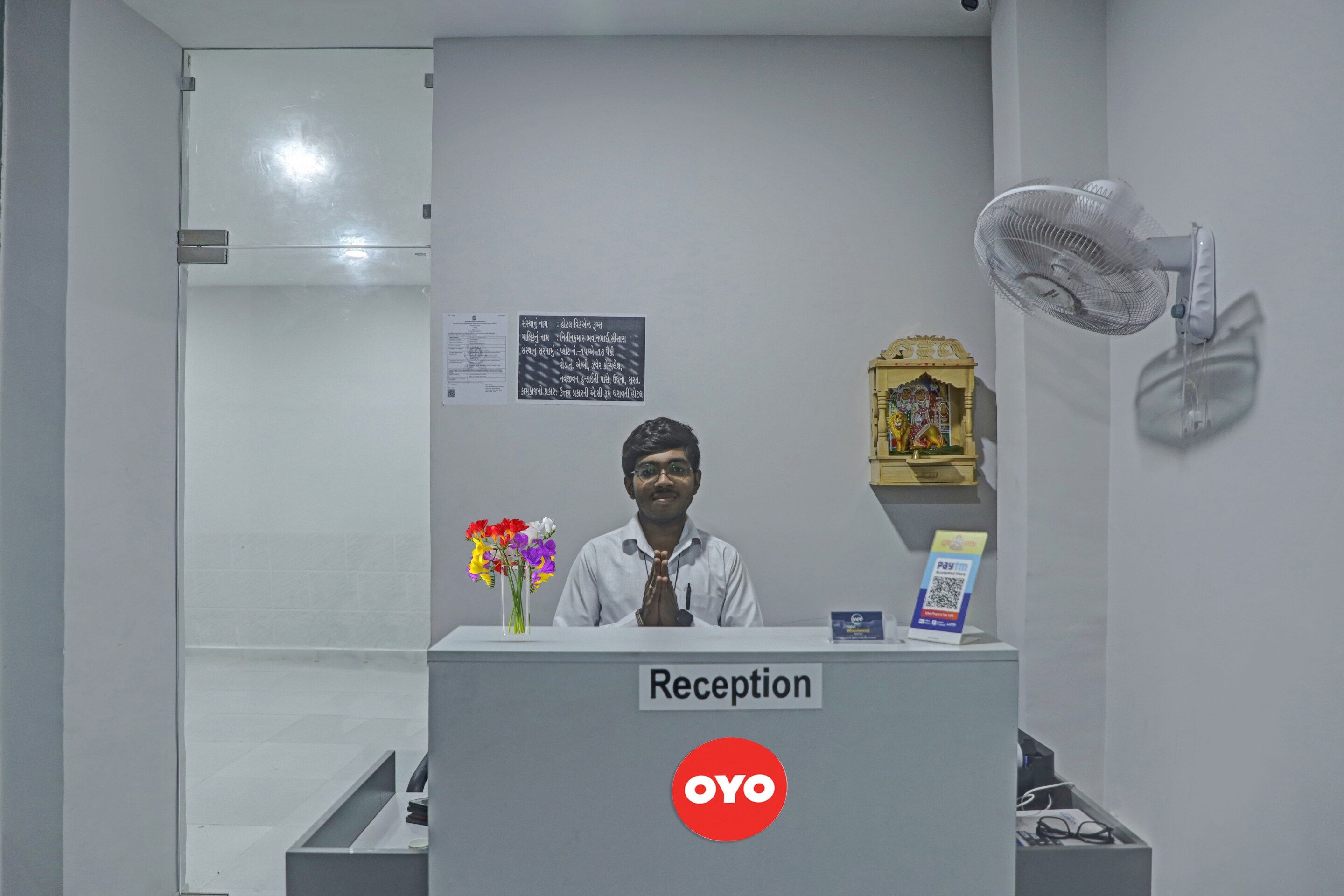 OYO 90450 Hotel Weekend Rooms, Surat 3