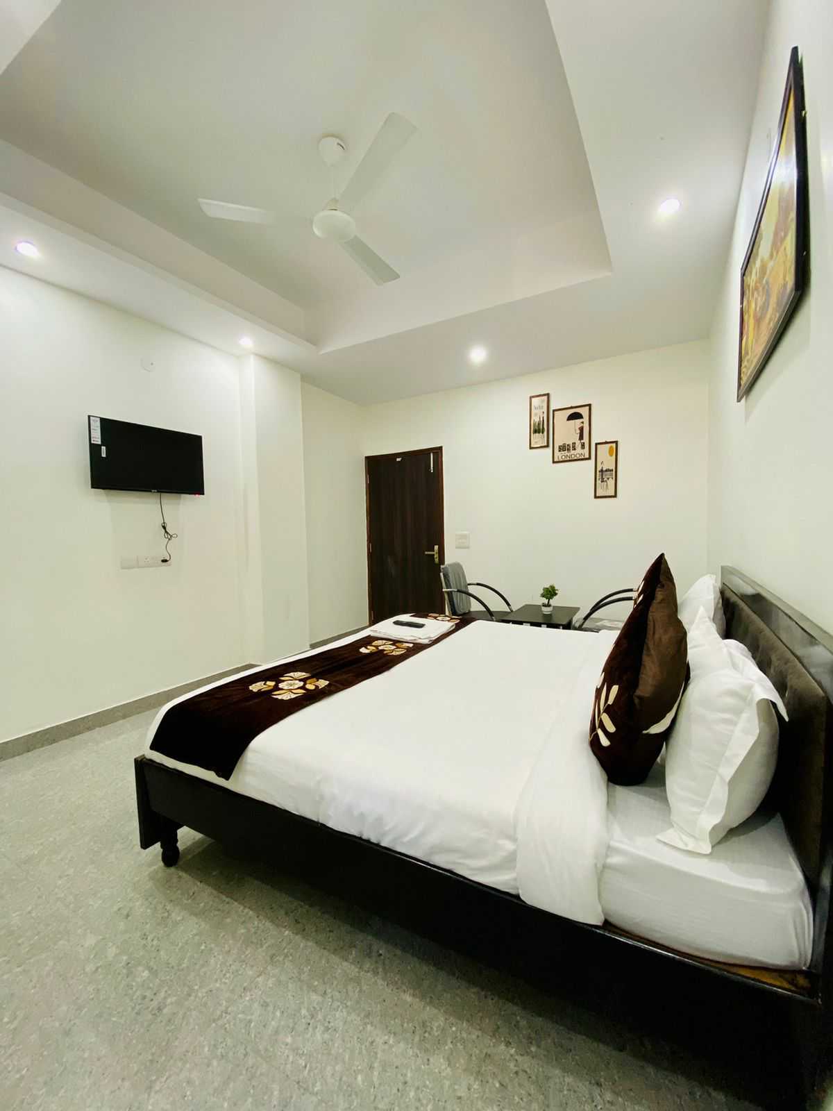 OYO 91093 Krishna Residency, Noida 2