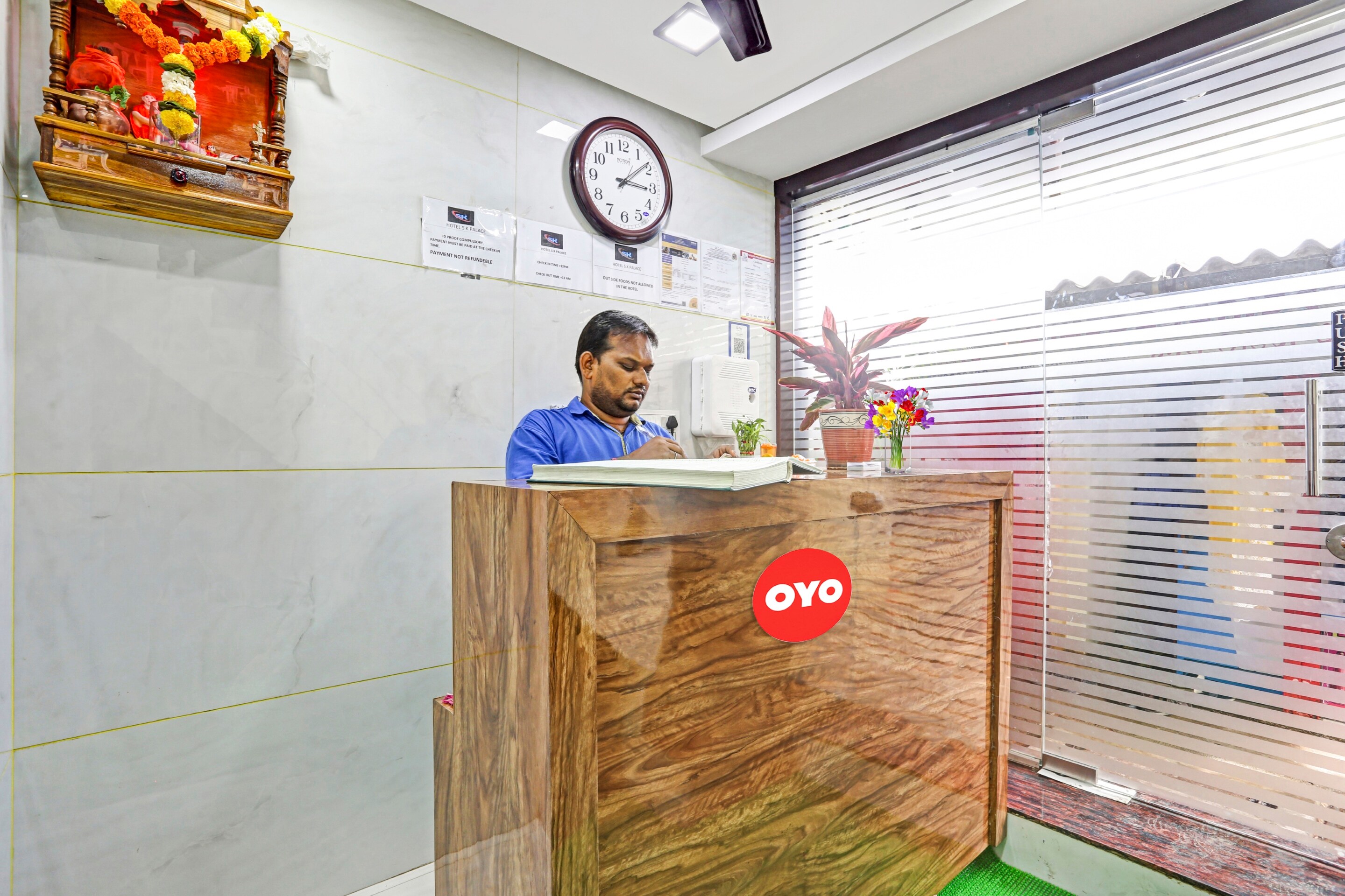 OYO 92129 Hotel S K Palace, Mumbai 4