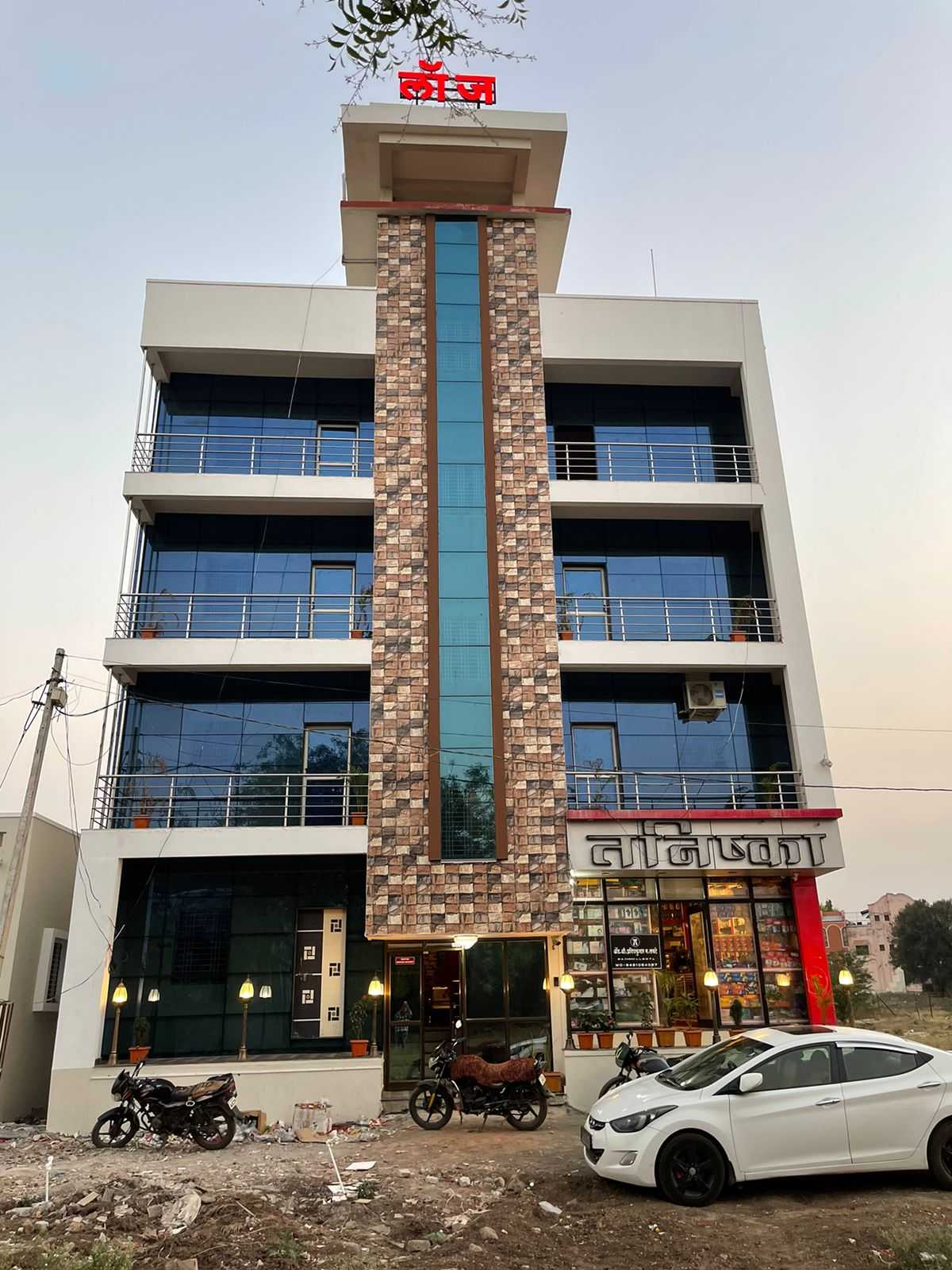 OYO HOME 92165 Tanishka, Solapur 4