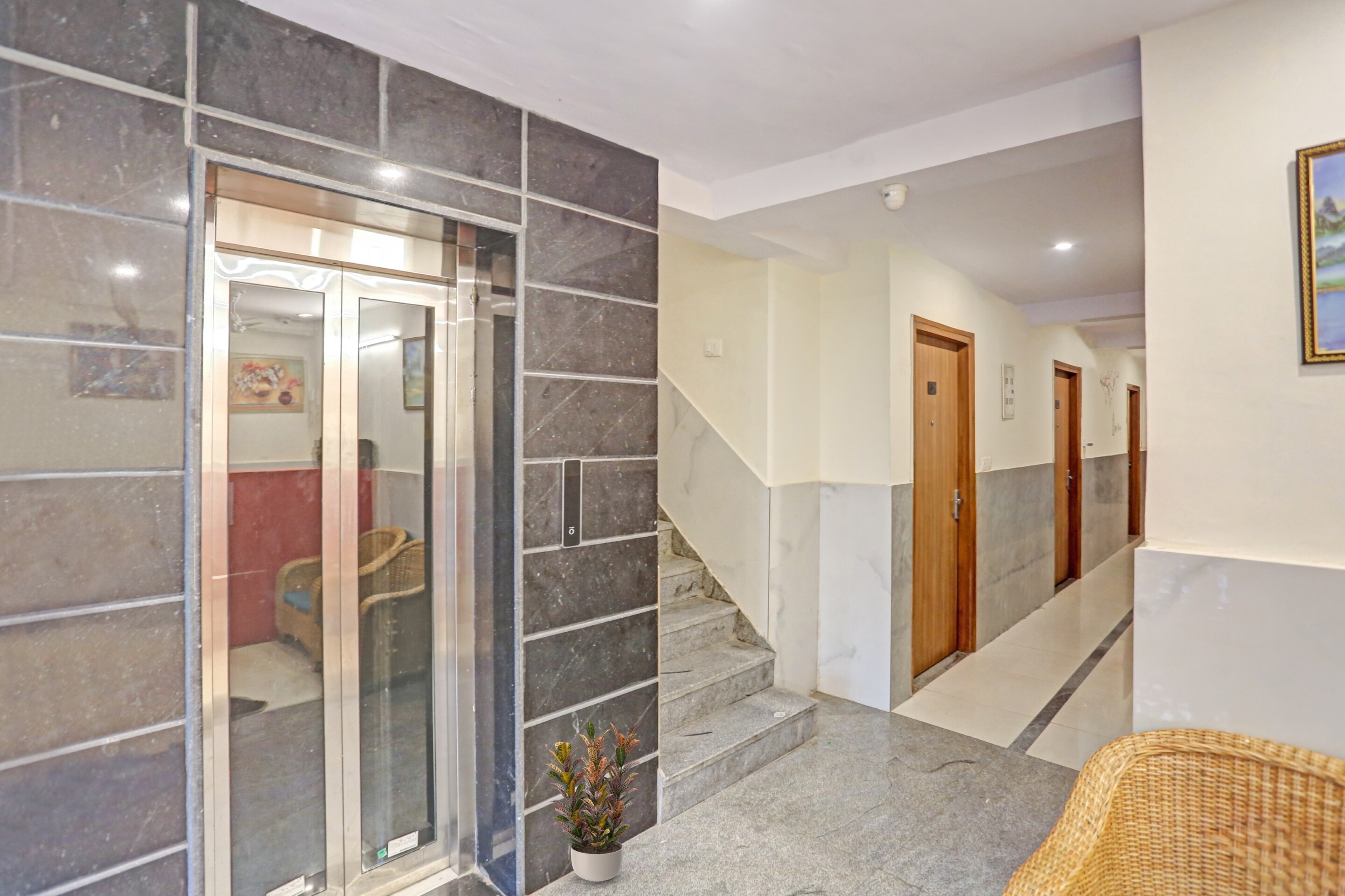 OYO Flagship 92560 Horizon 23, New Delhi 3