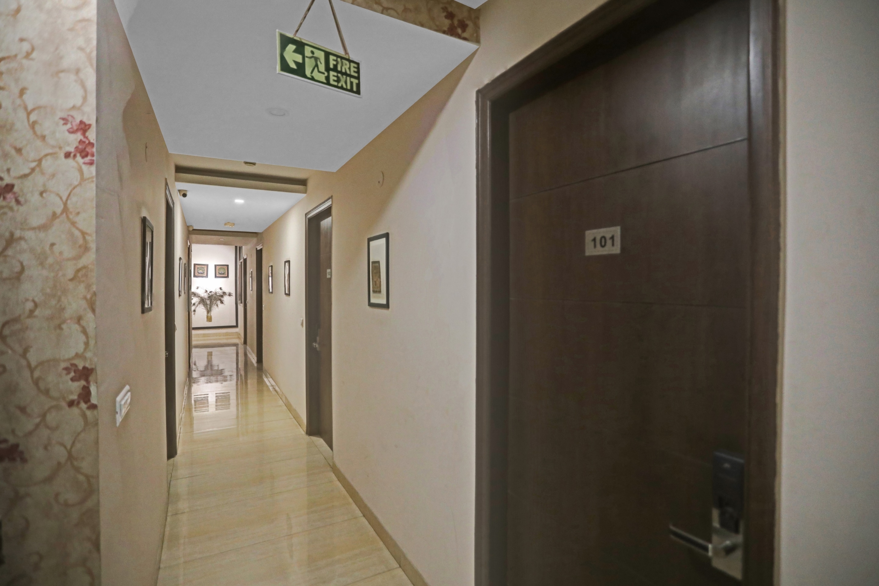 Townhouse 715 Nirvana Suites By Q Hotels, New Delhi 2