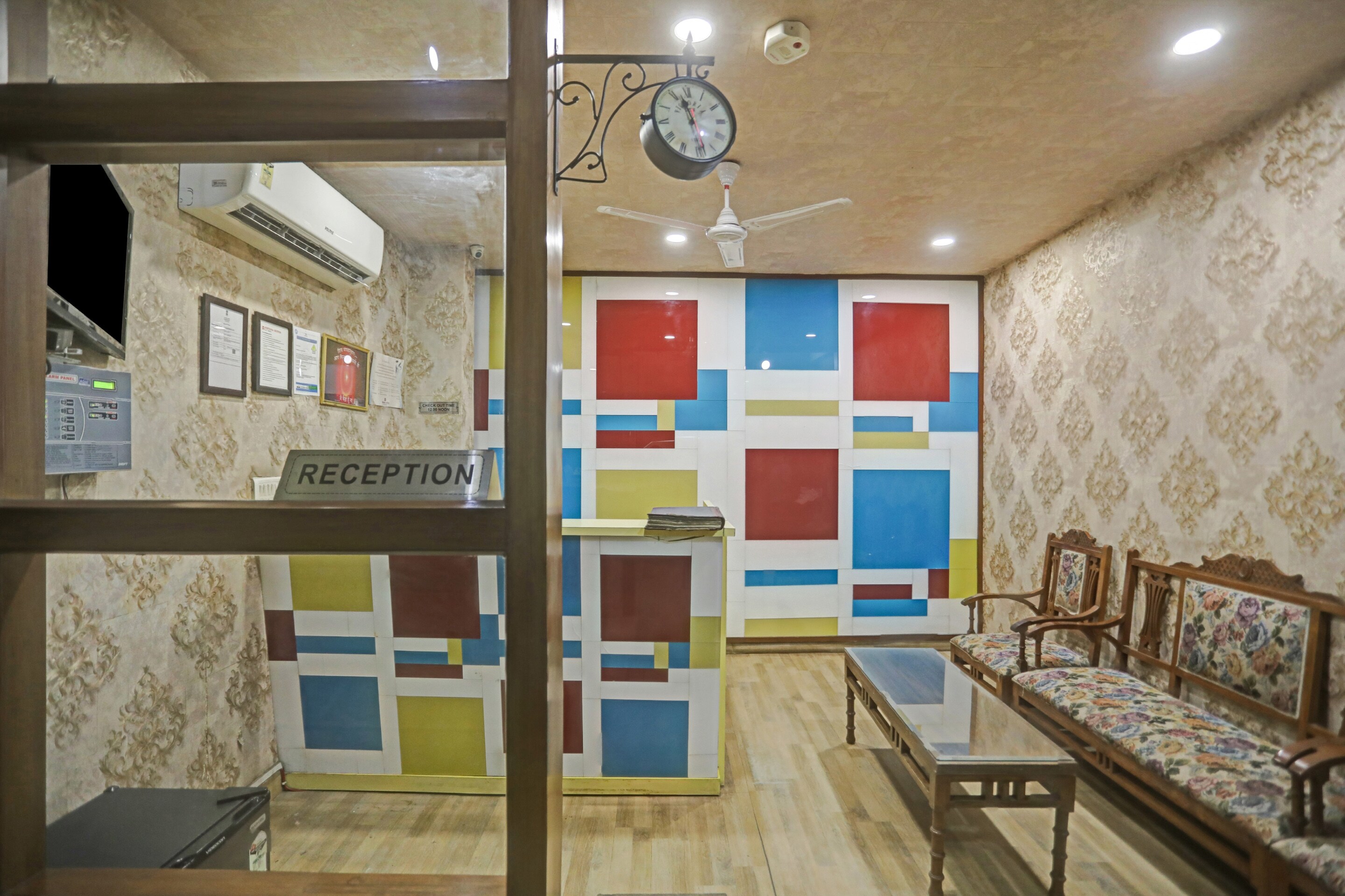 Townhouse 715 Nirvana Suites By Q Hotels, New Delhi 5