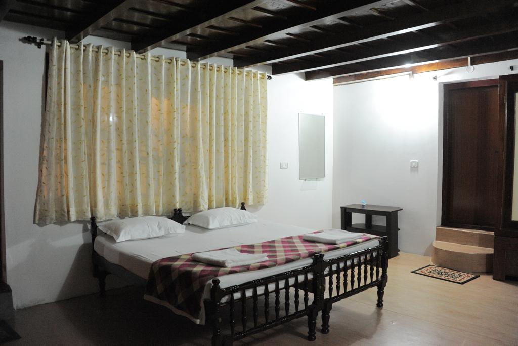 Family estate stay near Murnad
